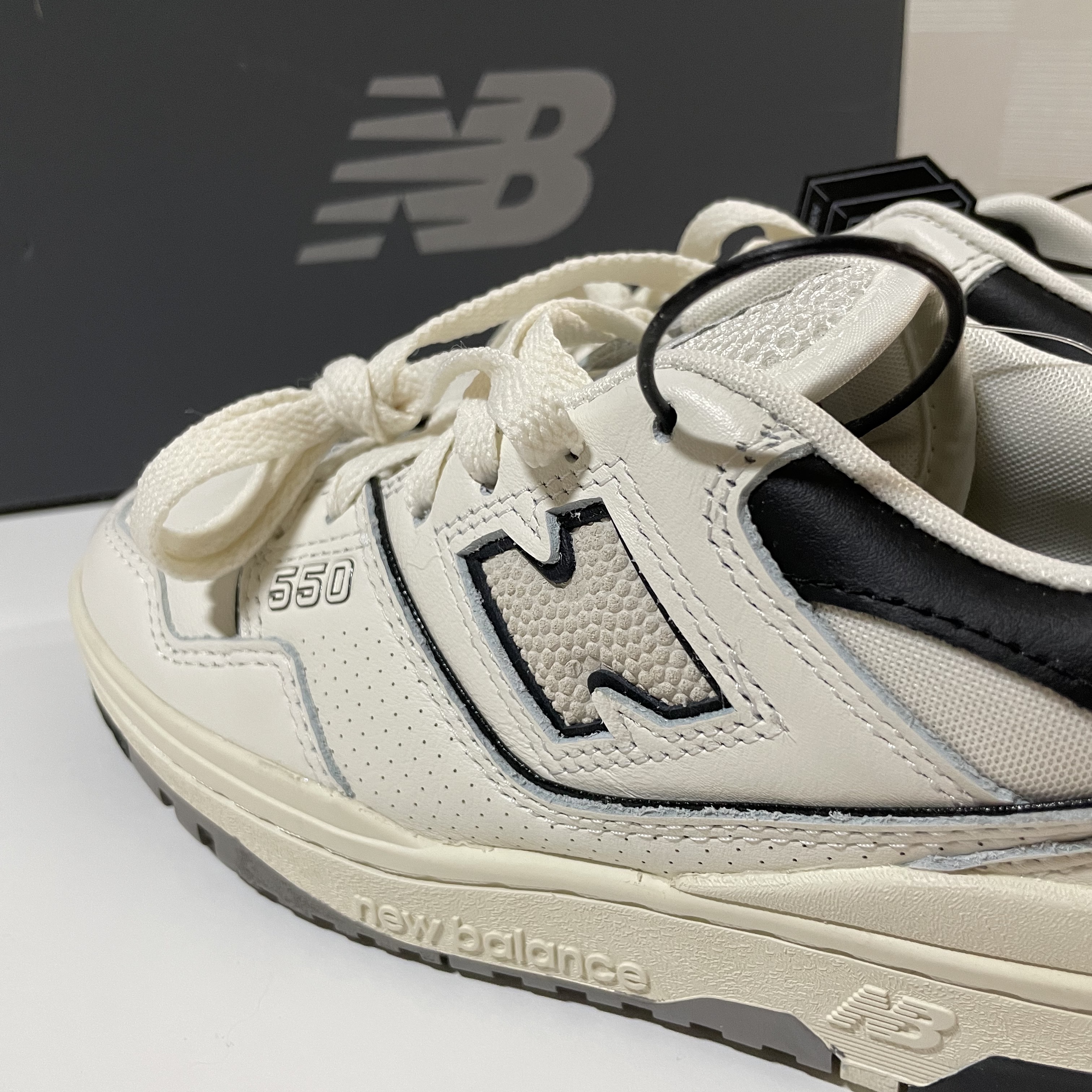New Balance 550 White Grey - 2E Wide 착용 스타일 - 1