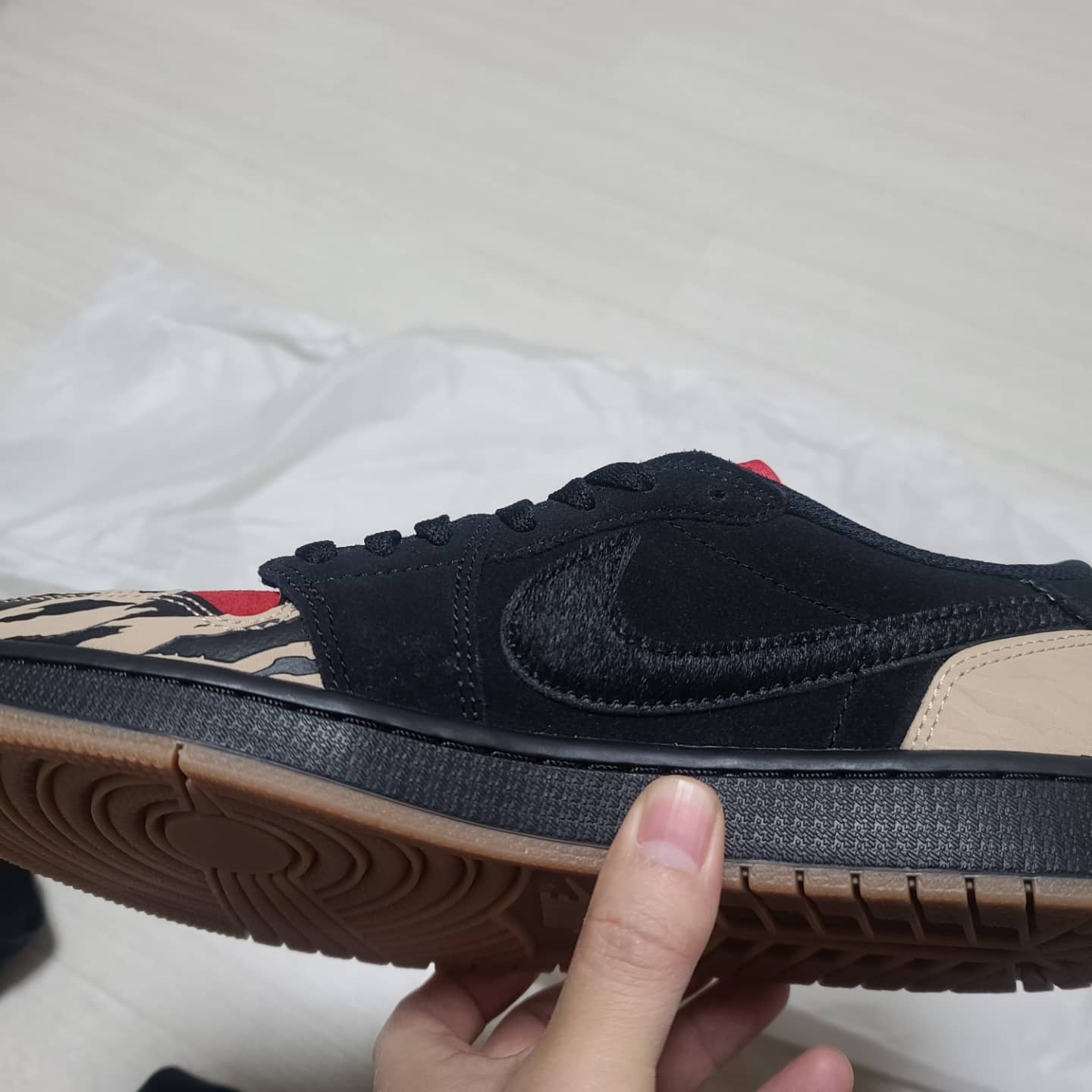 Jordan 1 x SoleFly Retro Low OG SP Black and Sport Red 착용 스타일 - 2