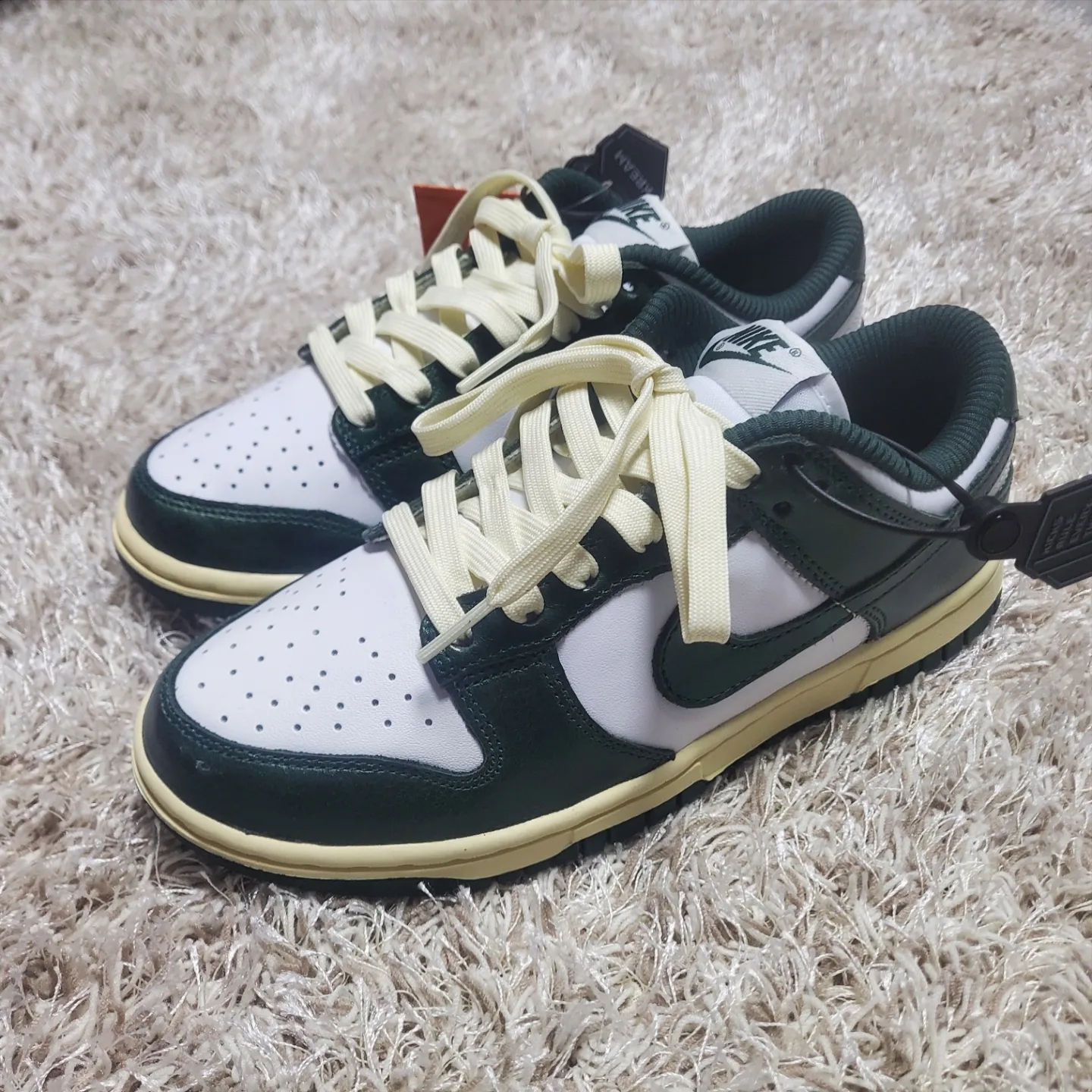 (W) Nike Dunk Low Vintage Green 착용 스타일 - 3