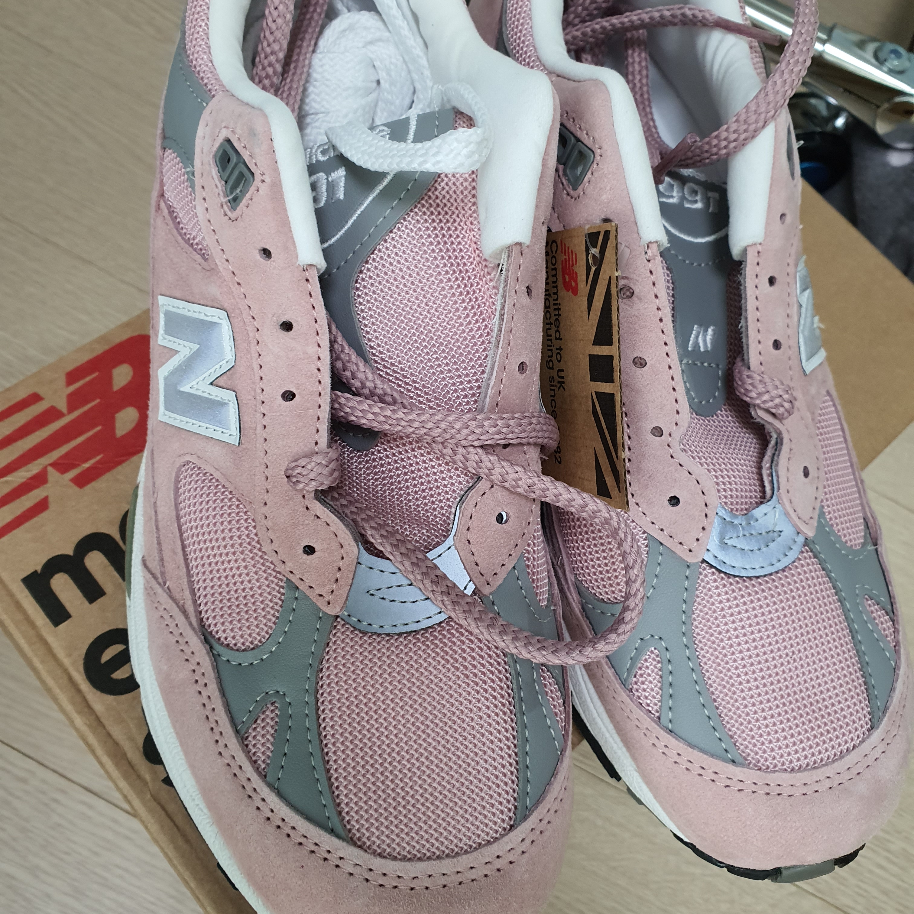 New Balance 991 Made in UK Shy Pink 착용 스타일 - 2