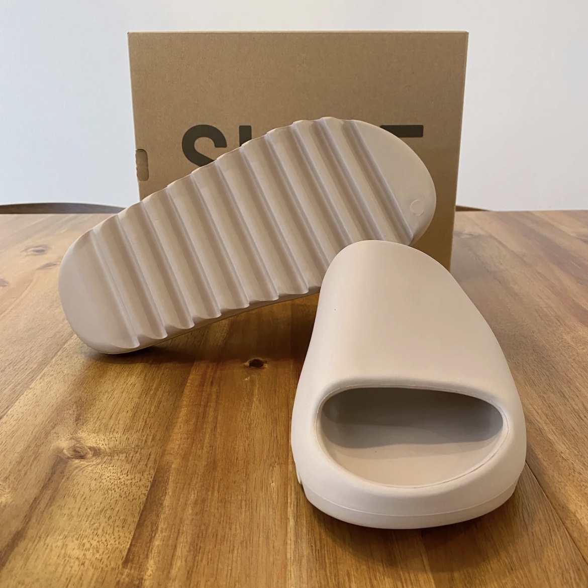 Adidas Yeezy Slide Pure 착용 스타일 - 4
