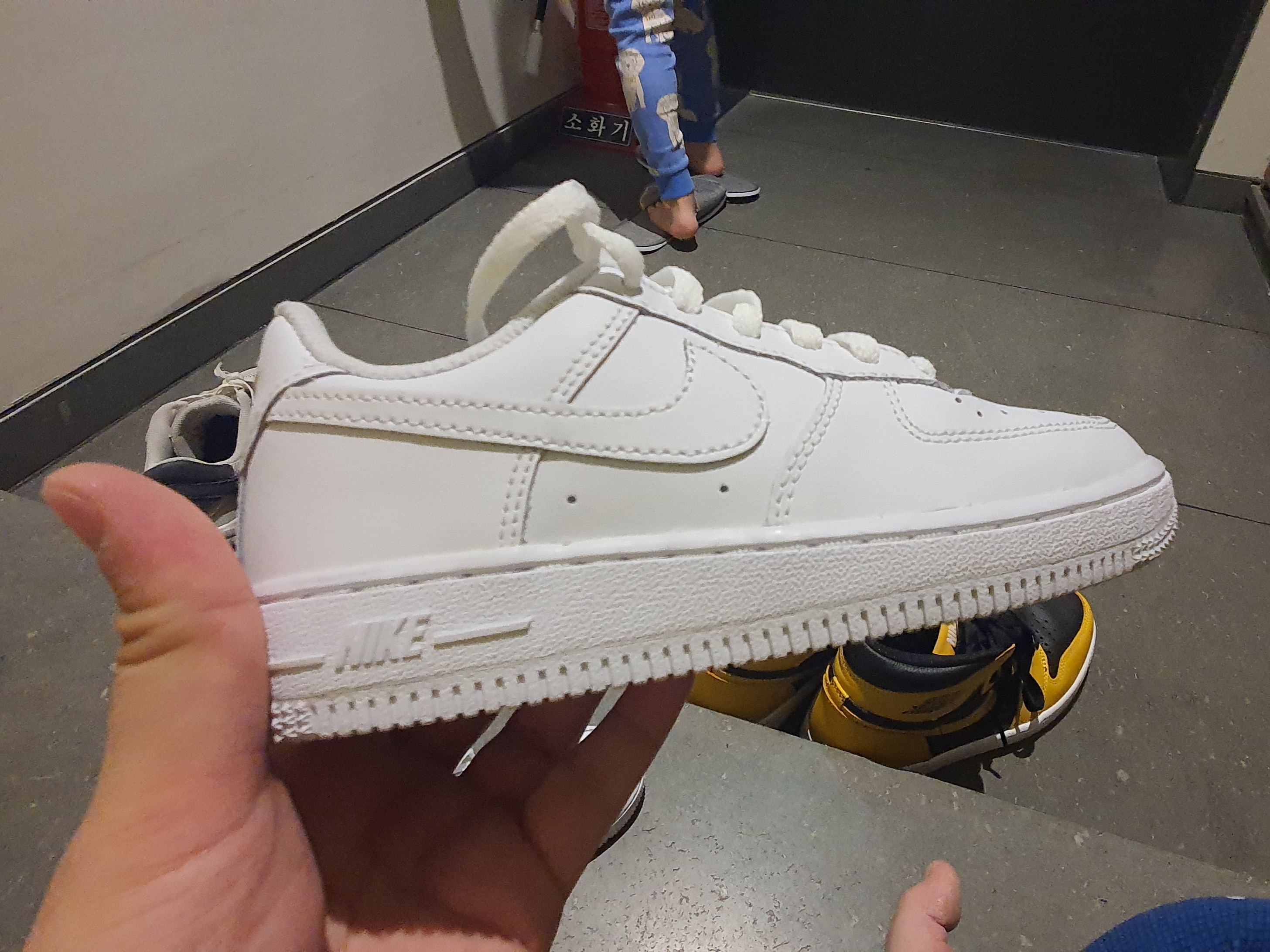 (GS) Nike Air Force 1 LE White 착용 스타일