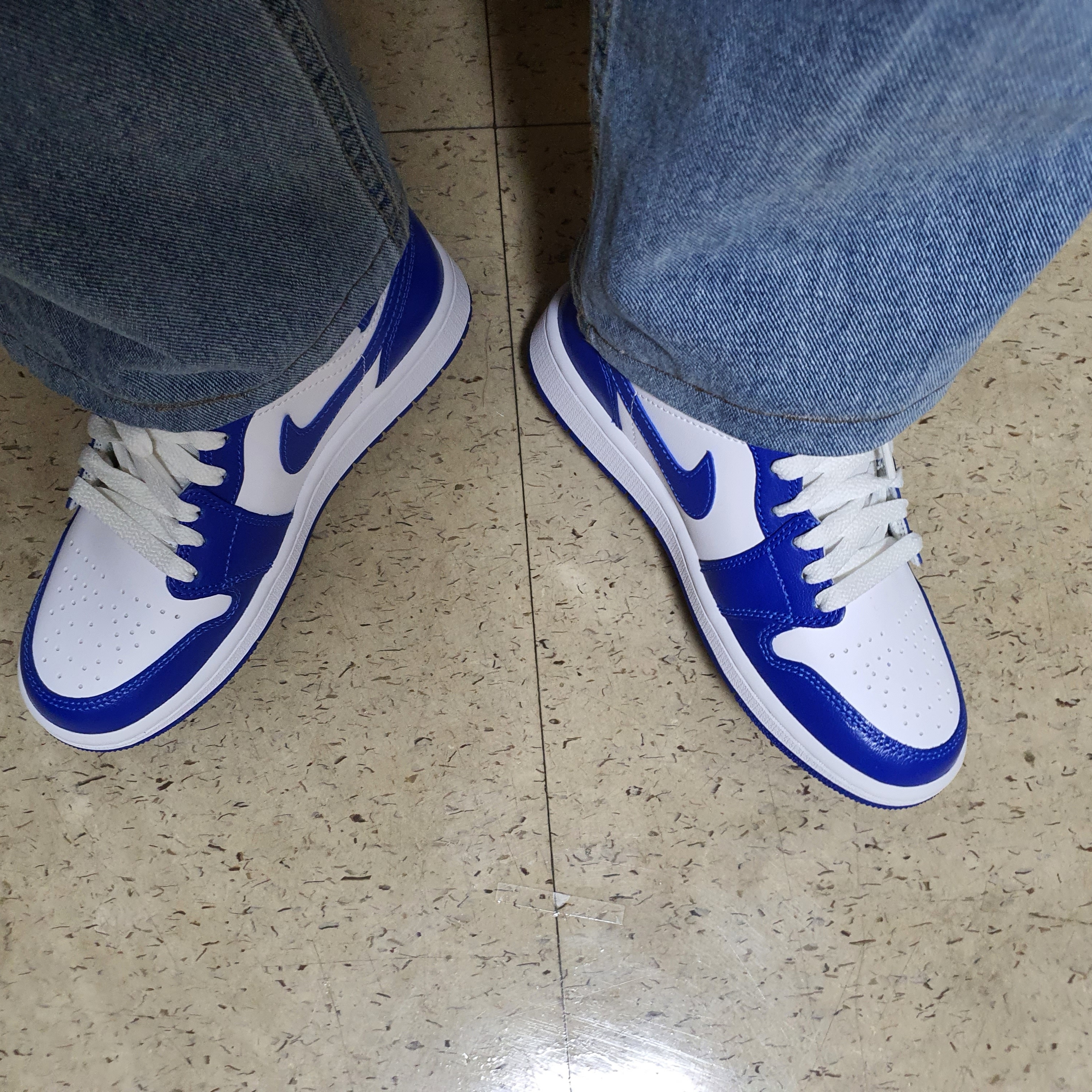 (W) Jordan 1 Mid White Hyper Royal 착용 스타일 - 2
