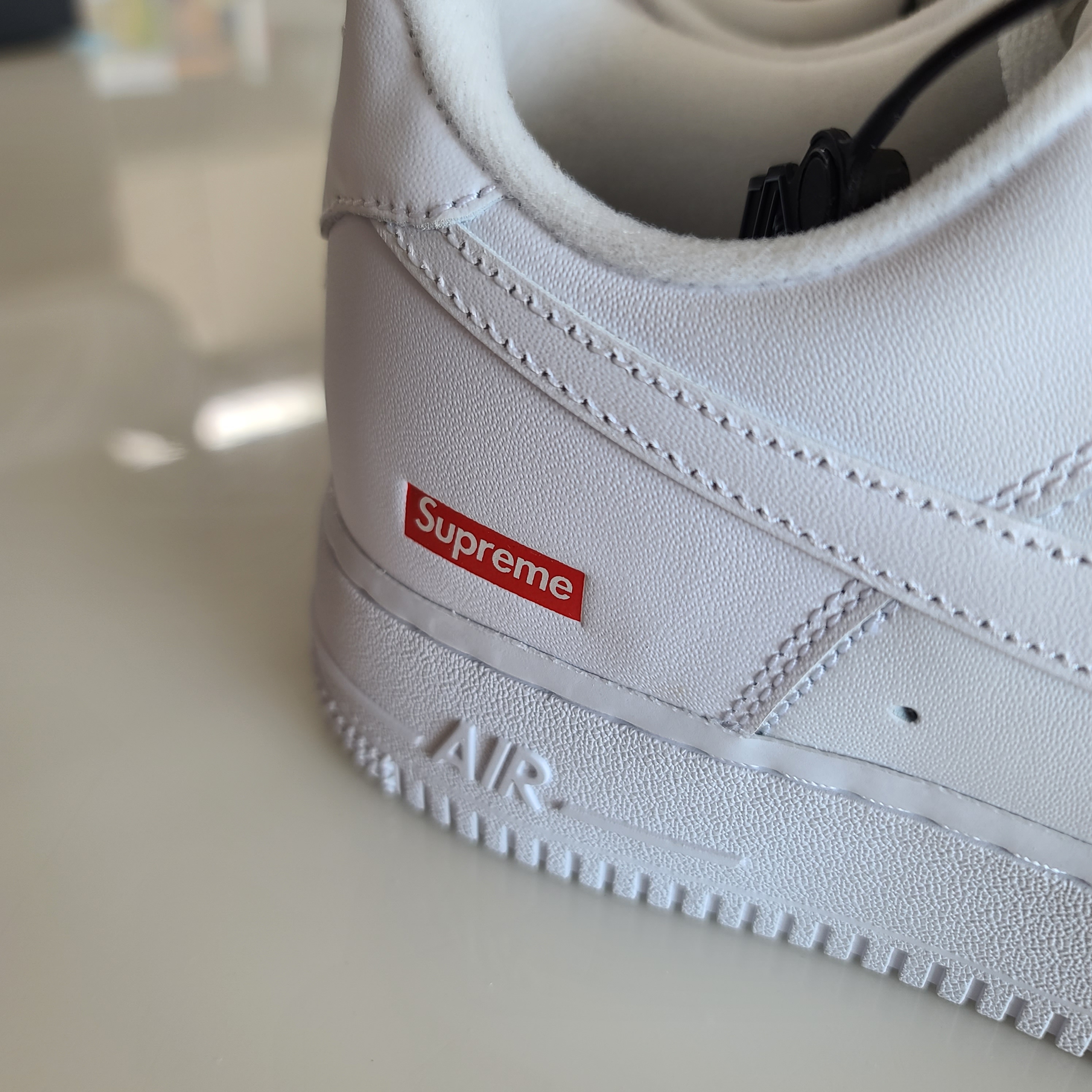 Nike x Supreme Air Force 1 Low White 착용 스타일 - 1