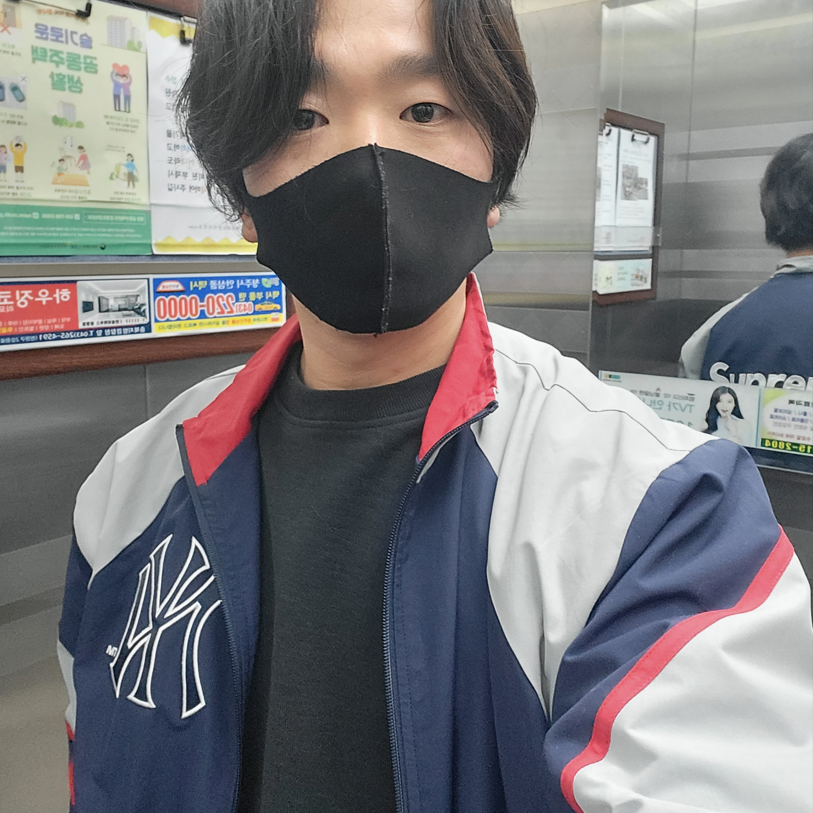 Supreme x New York Yankees Track Jacket Navy - 21FW, Supreme x New York Yankees Track Pants Navy - 21FW 착용 스타일 - 1
