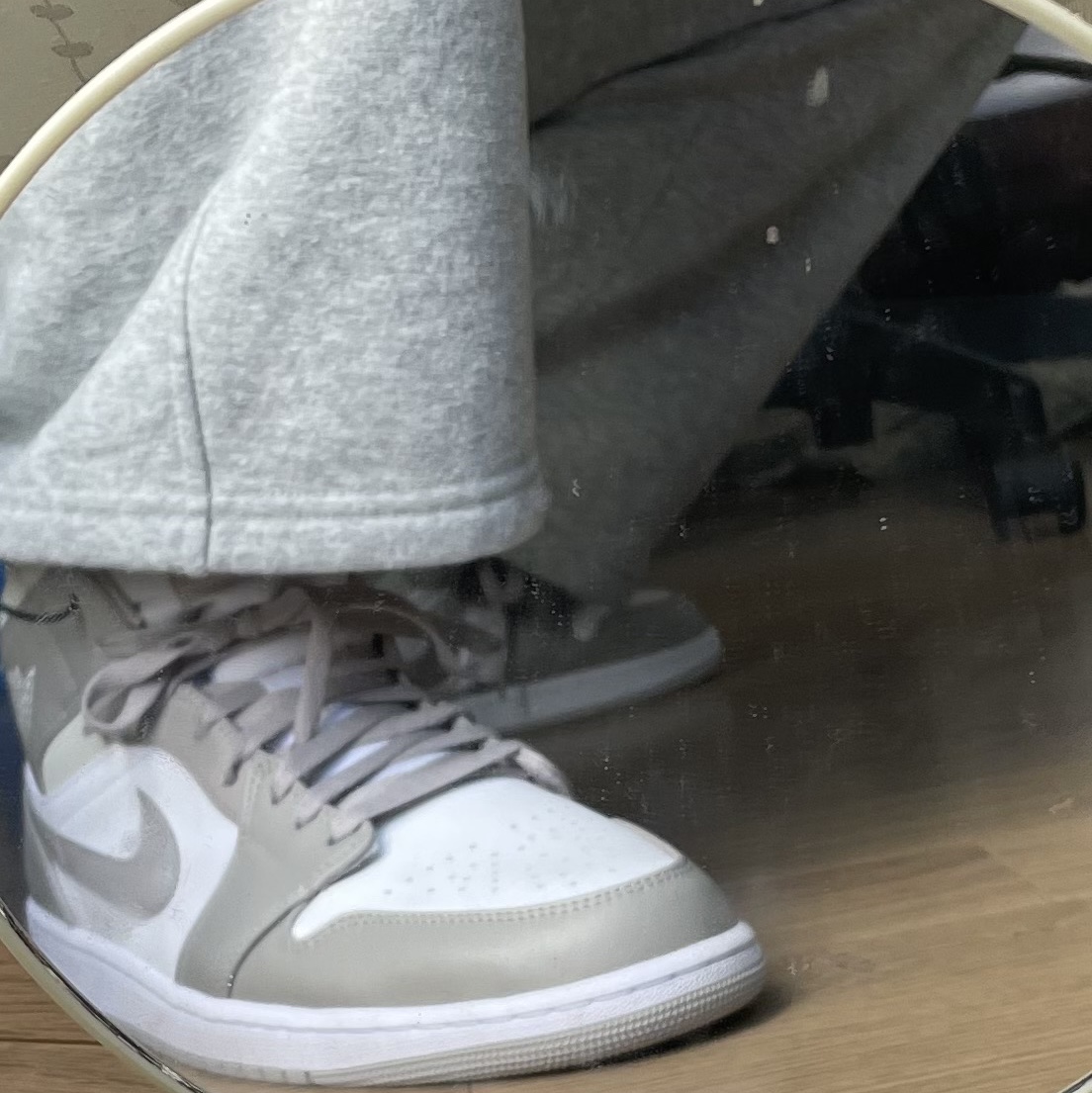 Jordan 1 Mid College Grey 착용 스타일