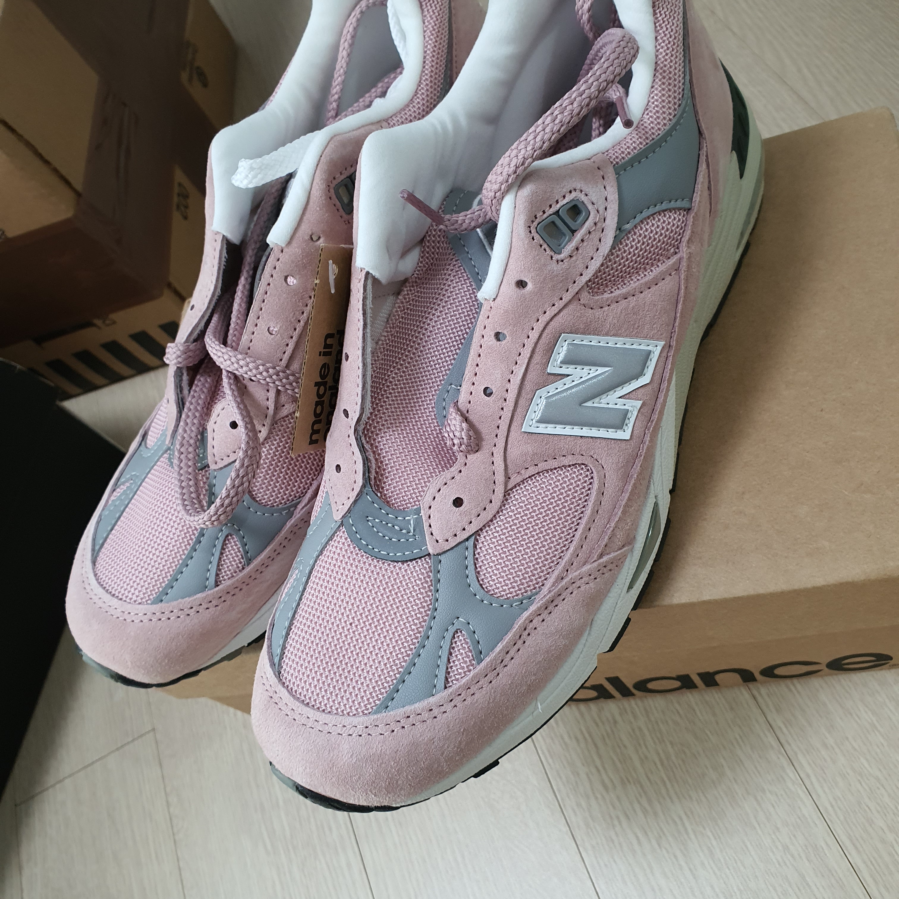 New Balance 991 Made in UK Shy Pink 착용 스타일 - 1