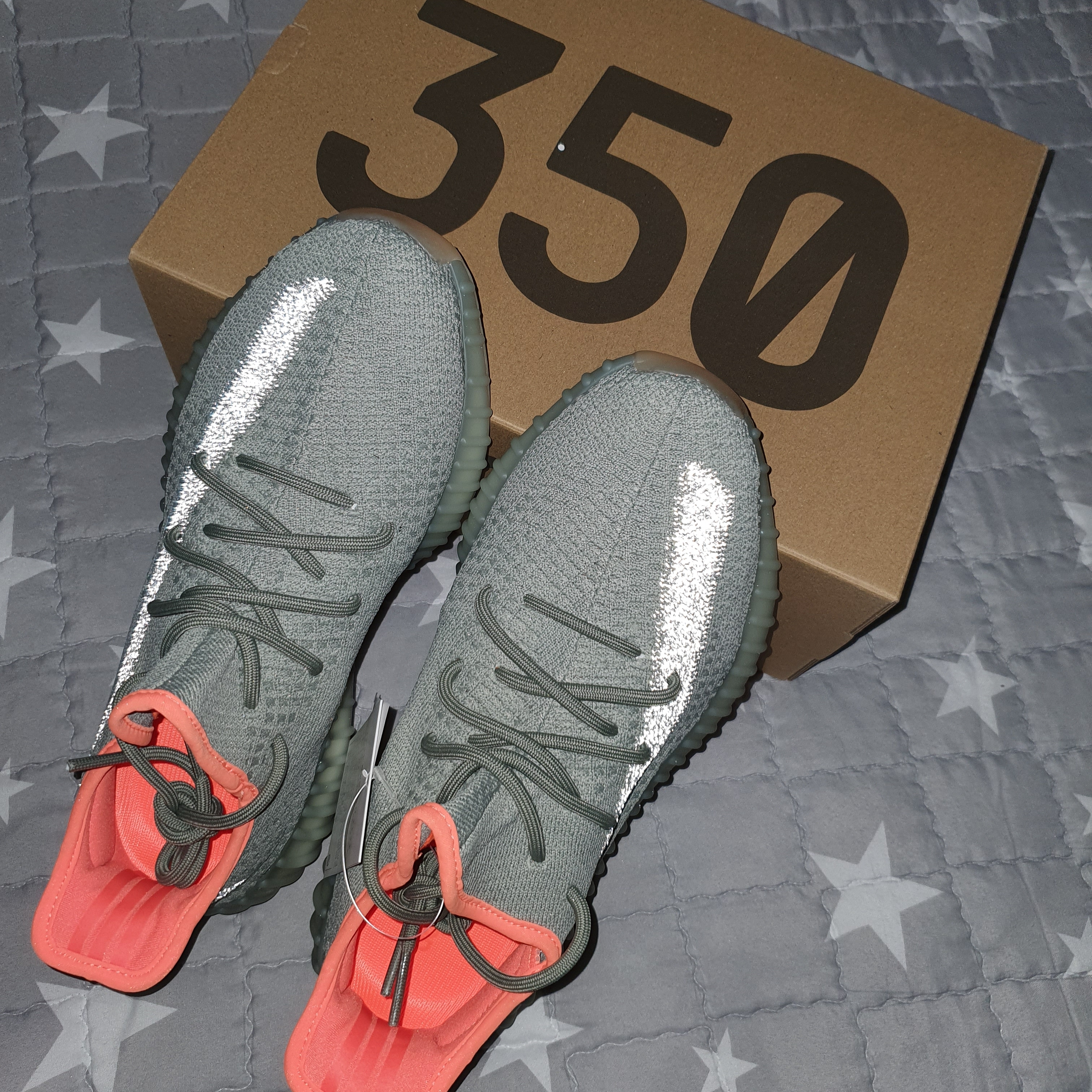 Adidas Yeezy Boost 350 V2 Desert Sage 착용 스타일 - 2