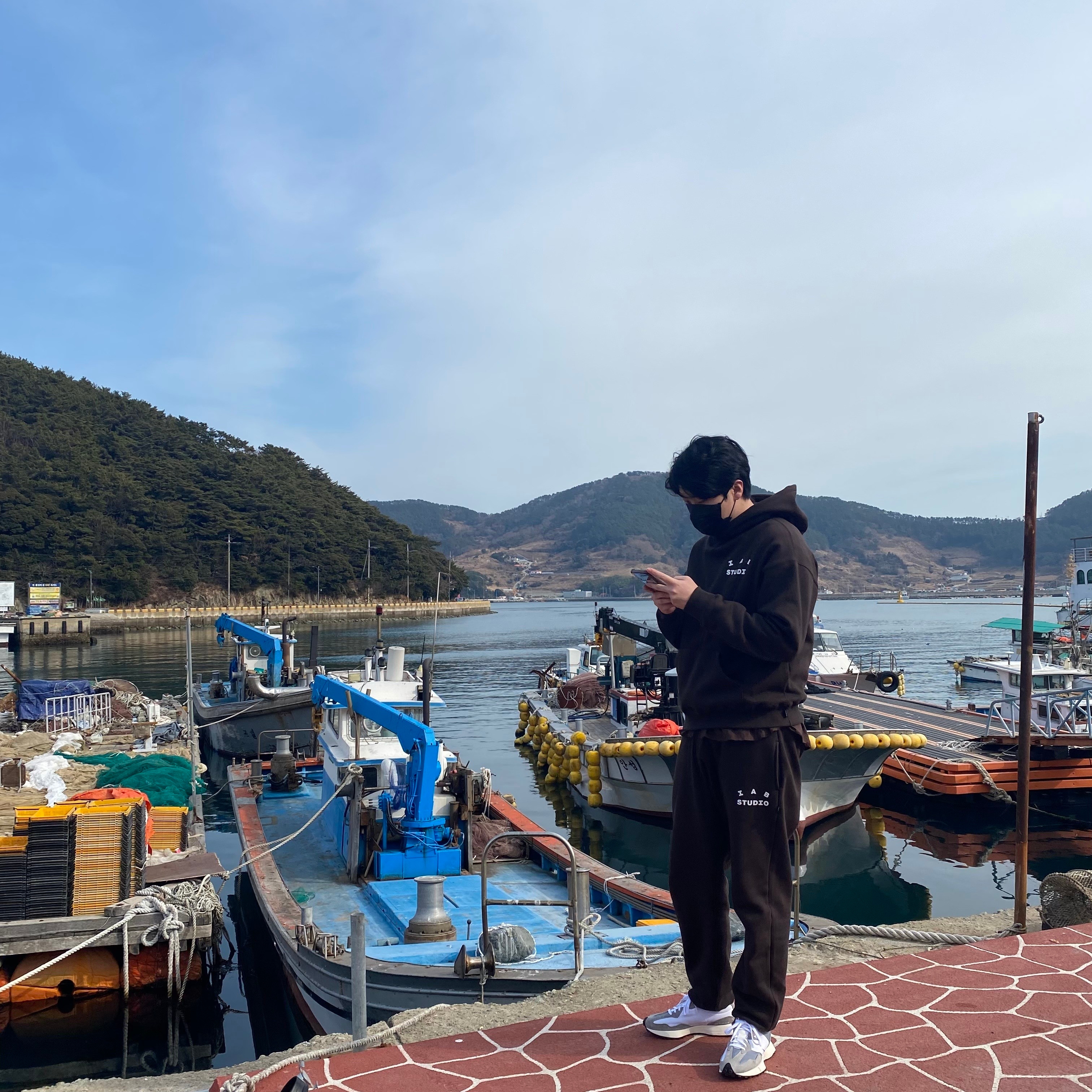 IAB Studio Hoodie Brown, IAB Studio Sweatpants Brown 착용 스타일 - 2