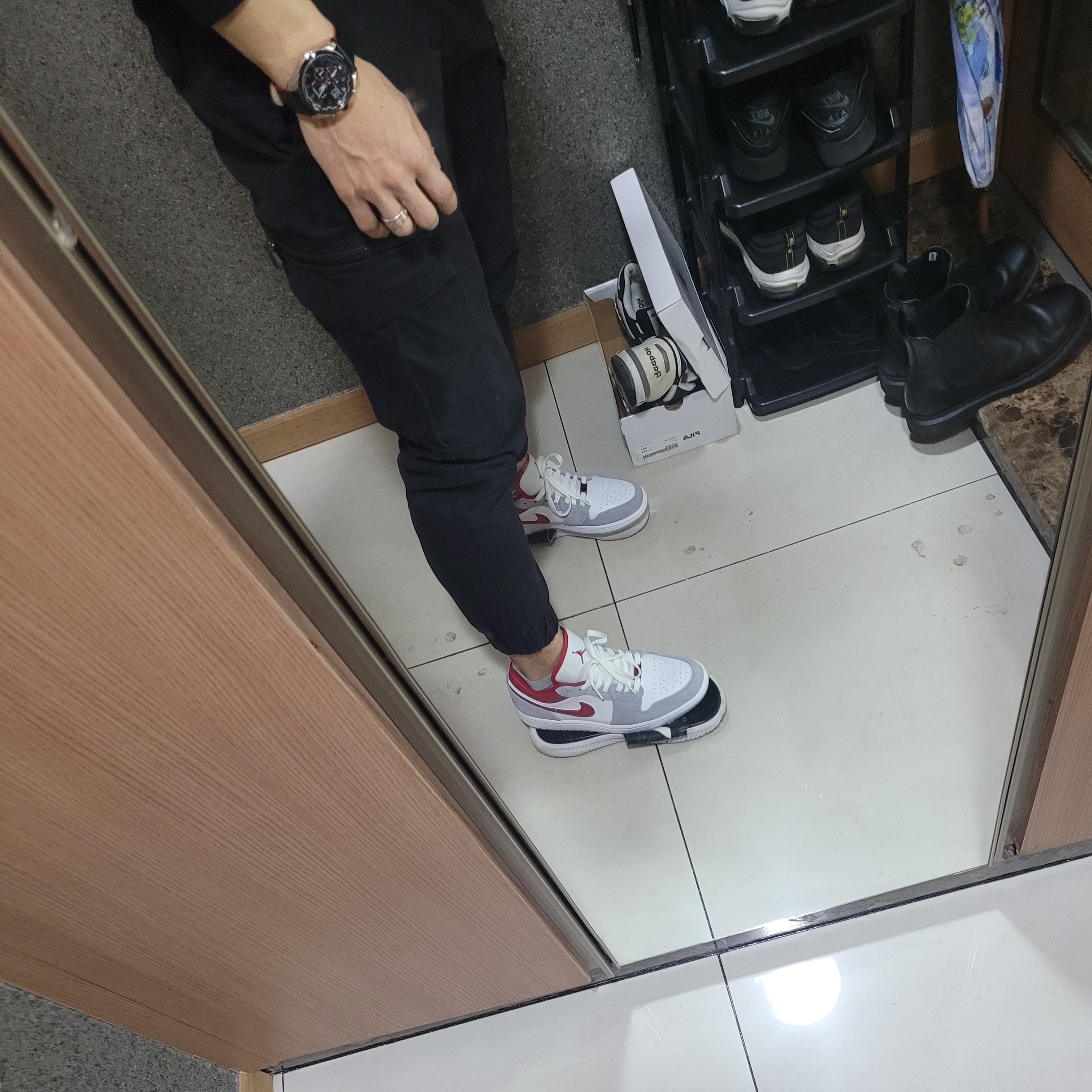 Jordan 1 Low SE Light Smoke Grey Gym Red 착용 스타일