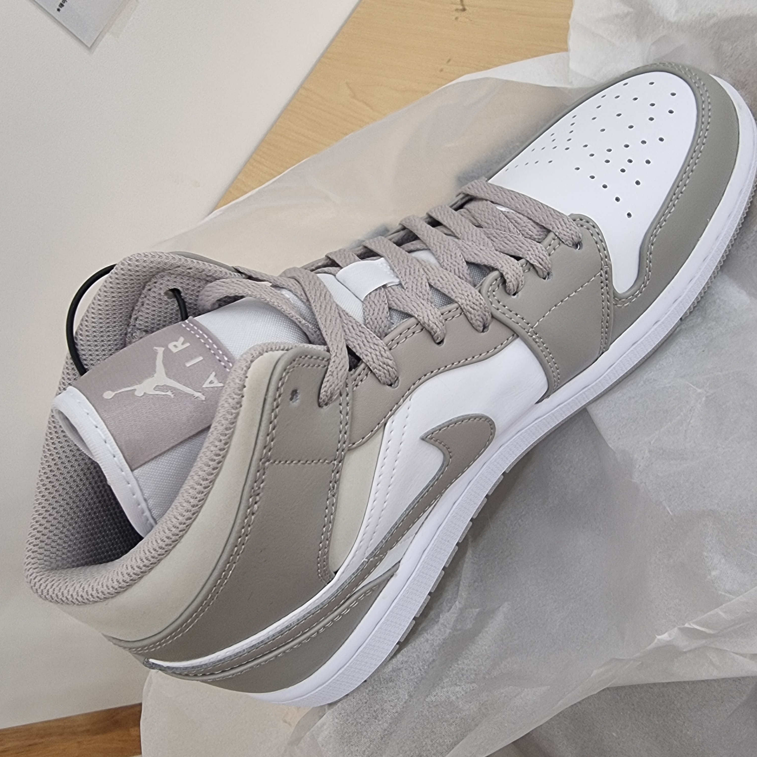 Jordan 1 Mid College Grey 착용 스타일 - 2