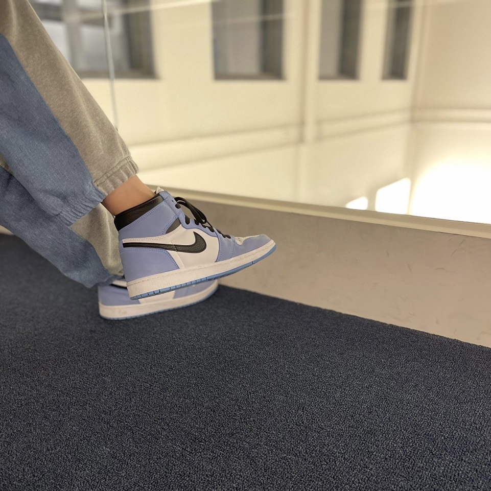 Jordan 1 Retro High OG University Blue, Off-White x Amore Pacific Protection Box (Without Cosmetics) 착용 스타일 - 2