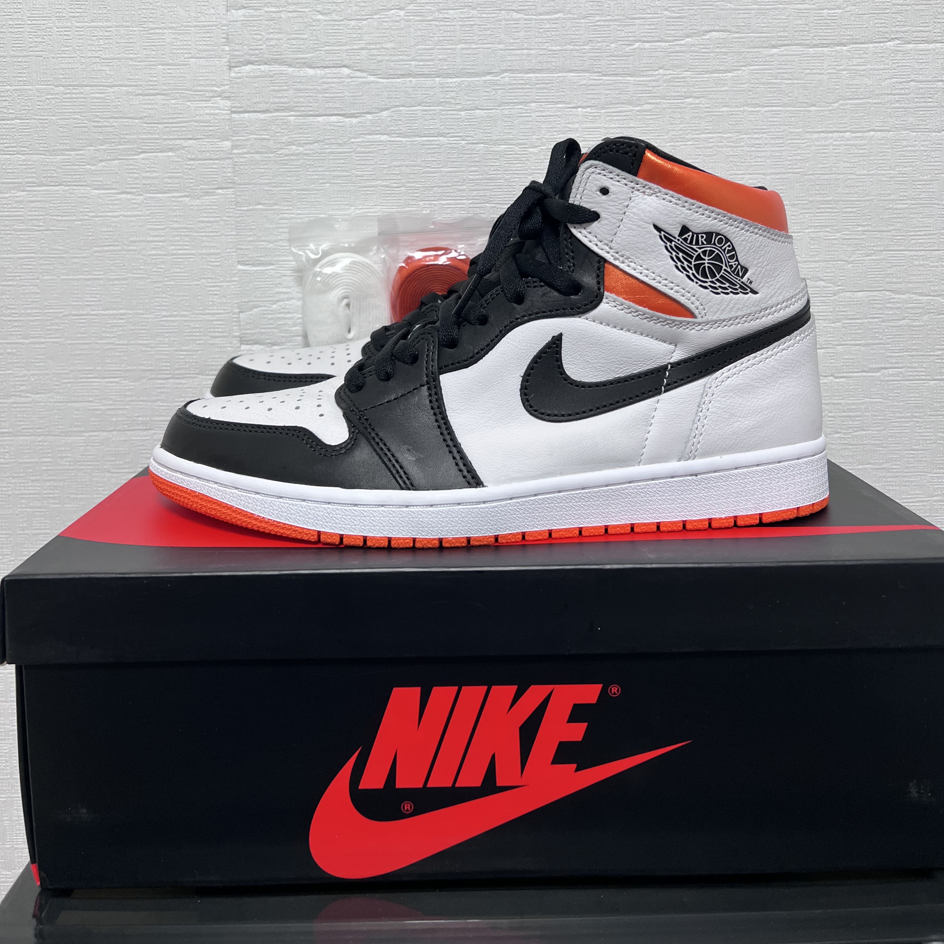 Jordan 1 Retro High OG Electro Orange 착용 스타일