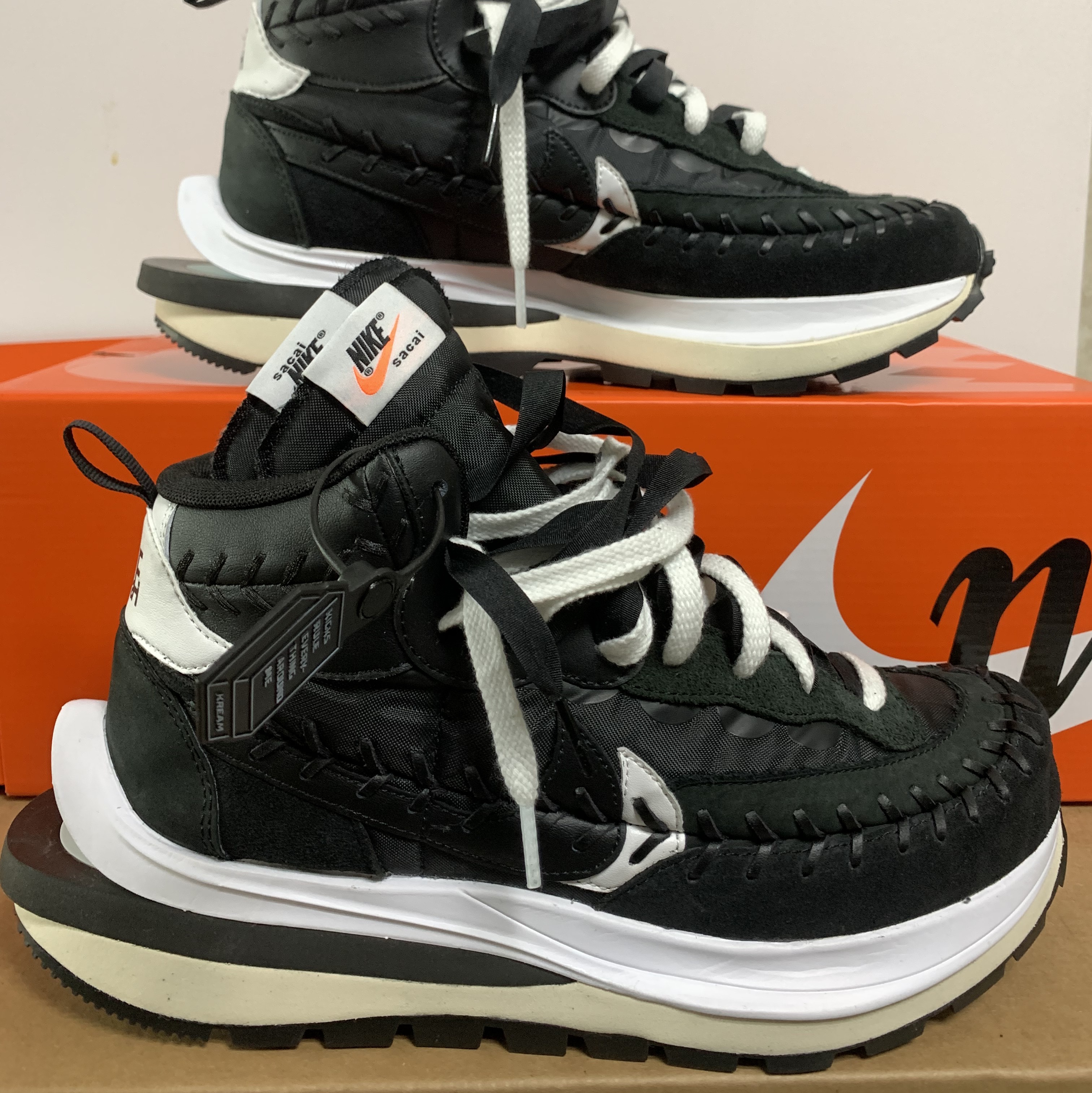 Nike x Sacai x Jean Paul Gaultier VaporWaffle Black White, Nike x Sacai x Jean Paul Gaultier VaporWaffle Sesame Blue Void 착용 스타일 - 4