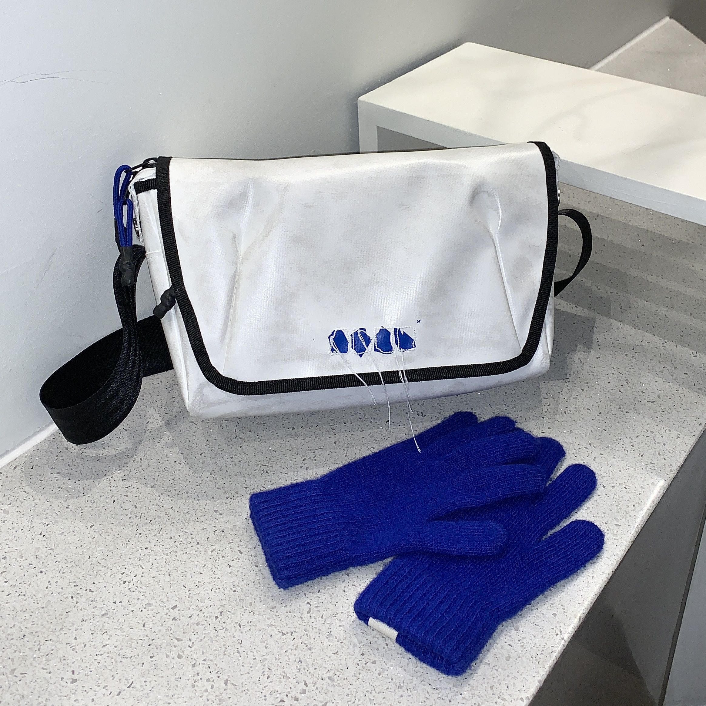 Ader Error Trace Admore Crossbody Bag White 착용 스타일 - 1