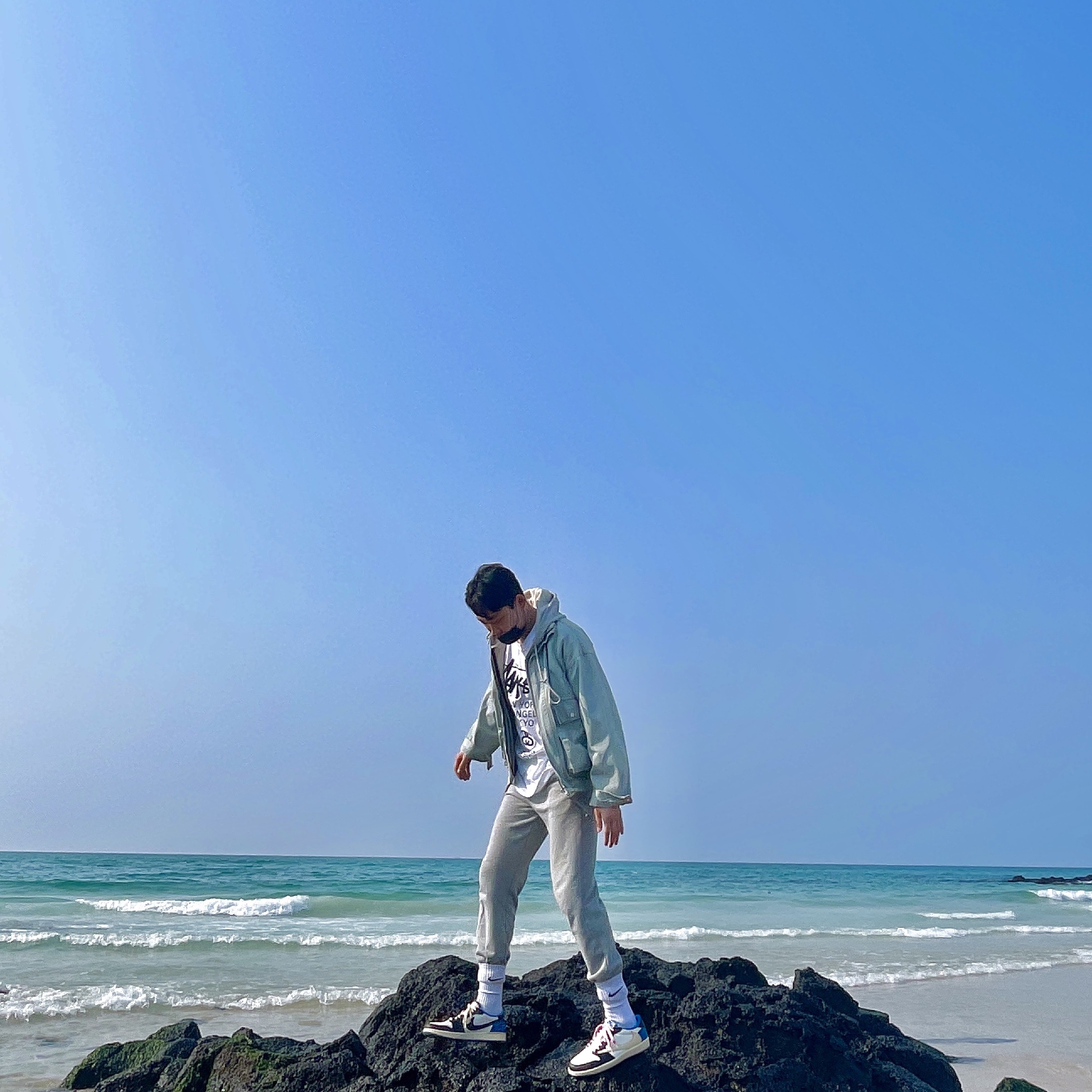 Stussy World Tour T-Shirt White, Jordan 1 x Travis Scott x Fragment Retro Low OG SP Military Blue 착용 스타일