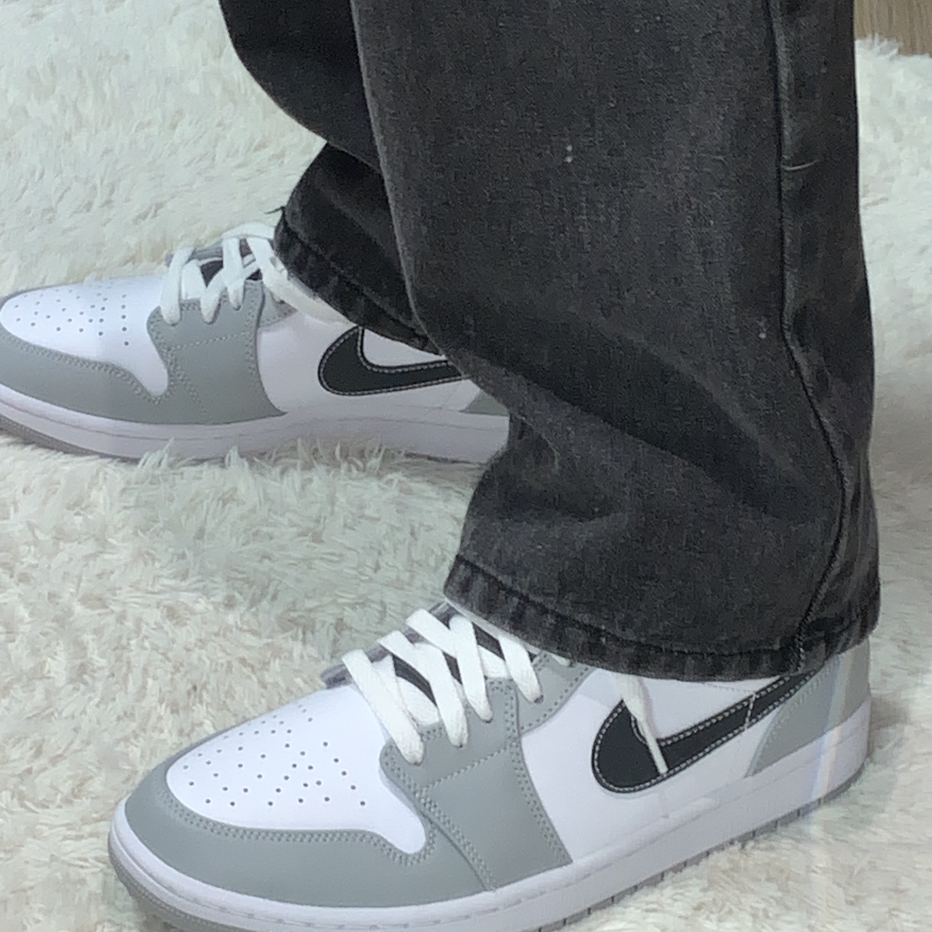 Jordan 1 Mid Light Smoke Grey Anthracite 착용 스타일 - 1