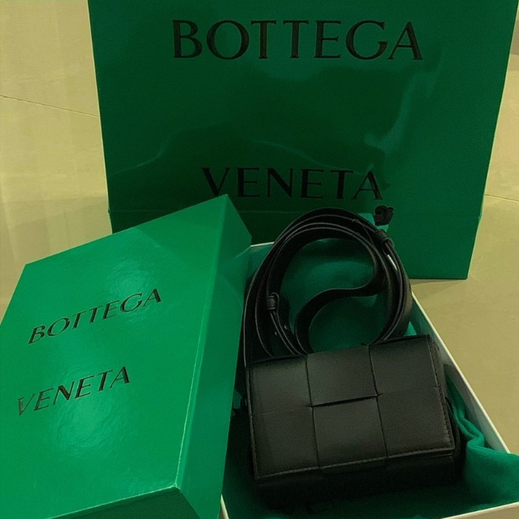 Bottega Veneta Mini Leather Cassette Parakeet 착용 스타일