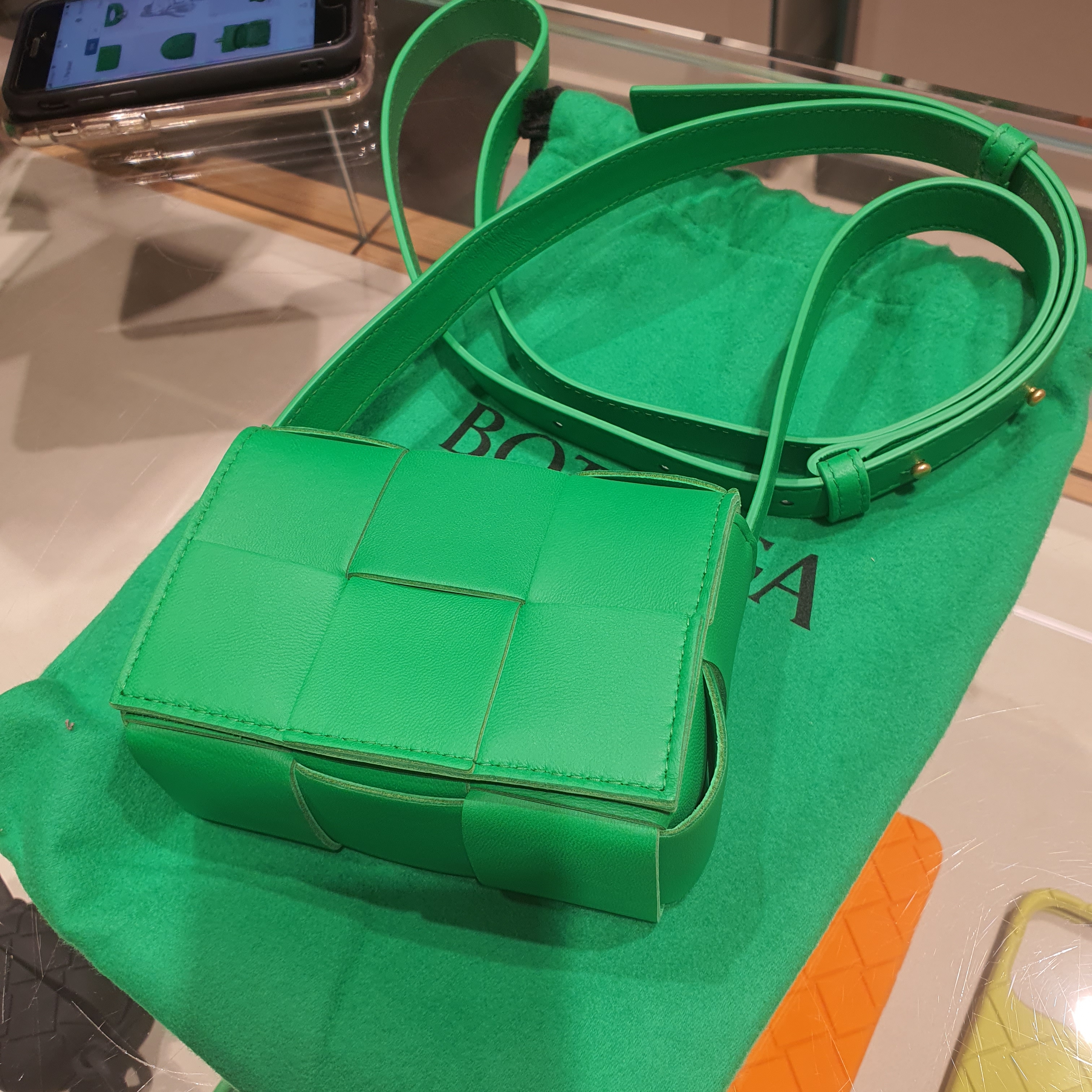 Bottega Veneta Mini Leather Cassette Parakeet 착용 스타일