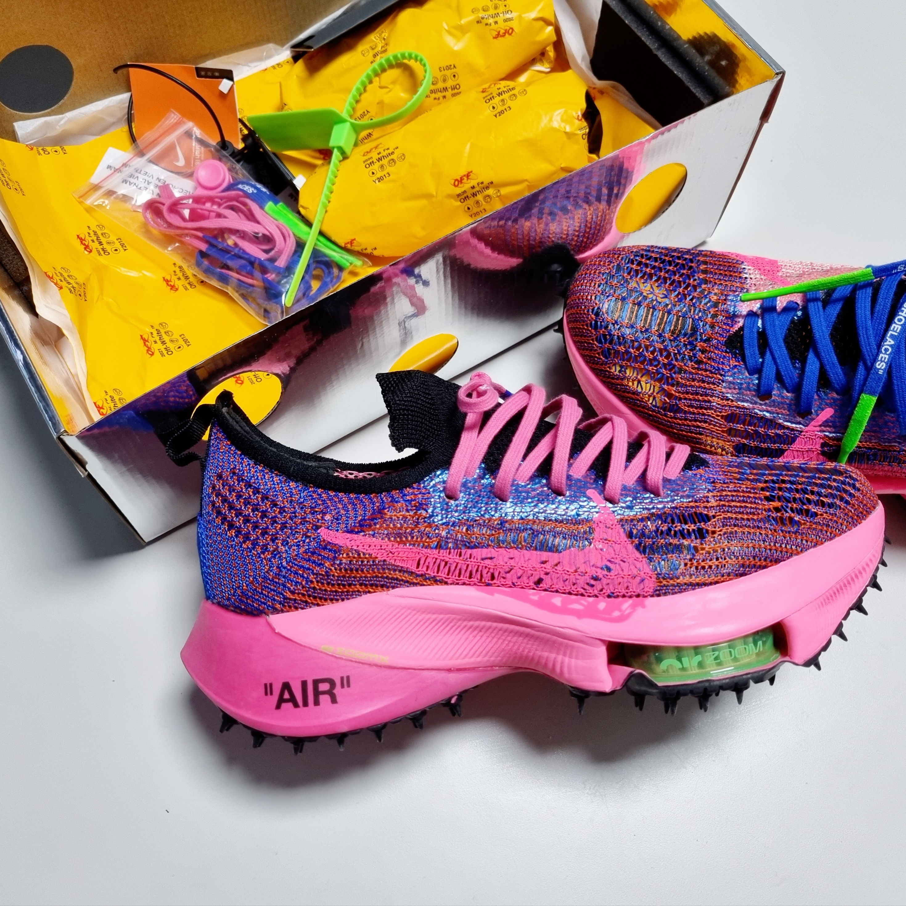 Nike x Off-White Air Zoom Tempo Next% Pink Glow 착용 스타일 - 4