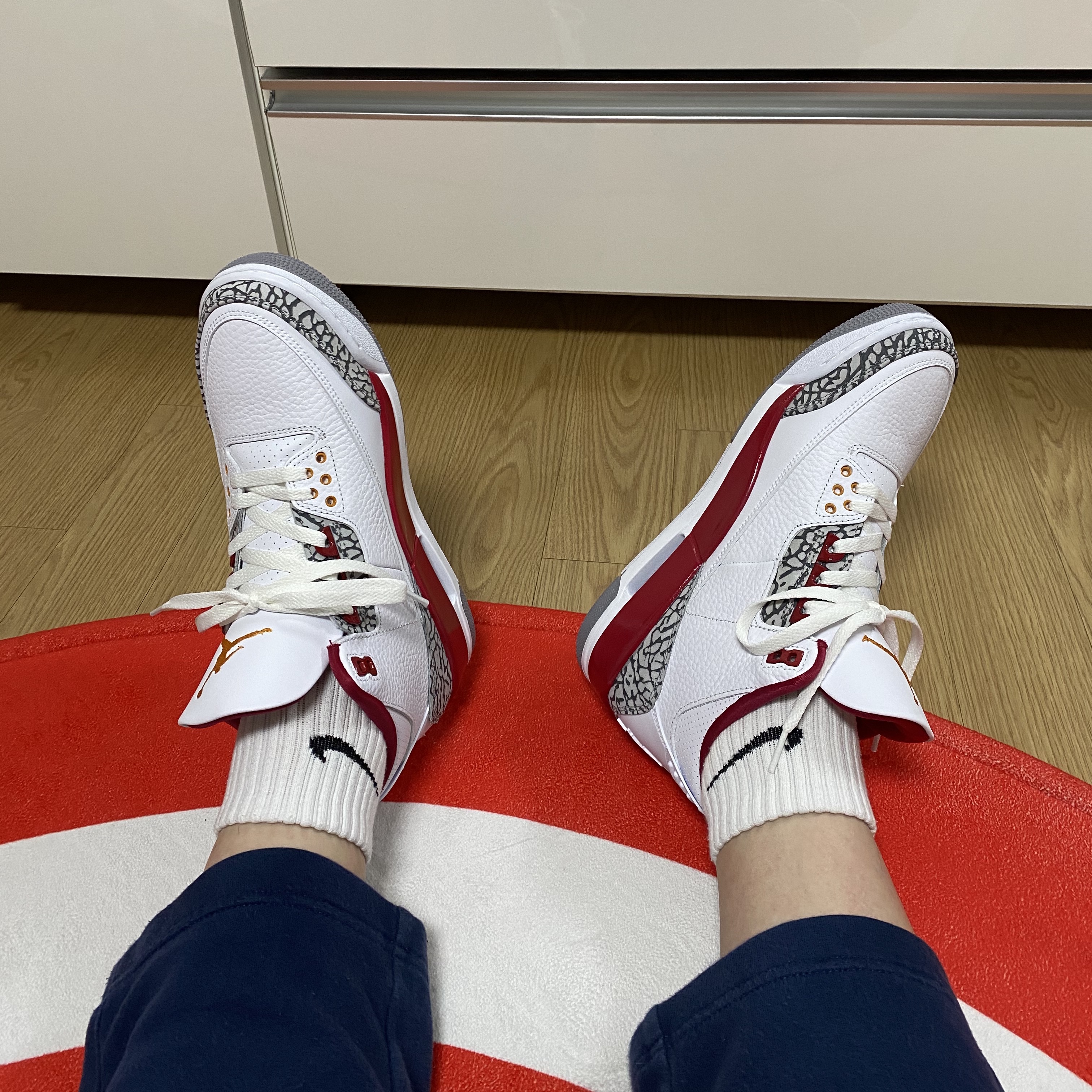 Jordan 3 Retro Cardinal Red 착용 스타일 - 2