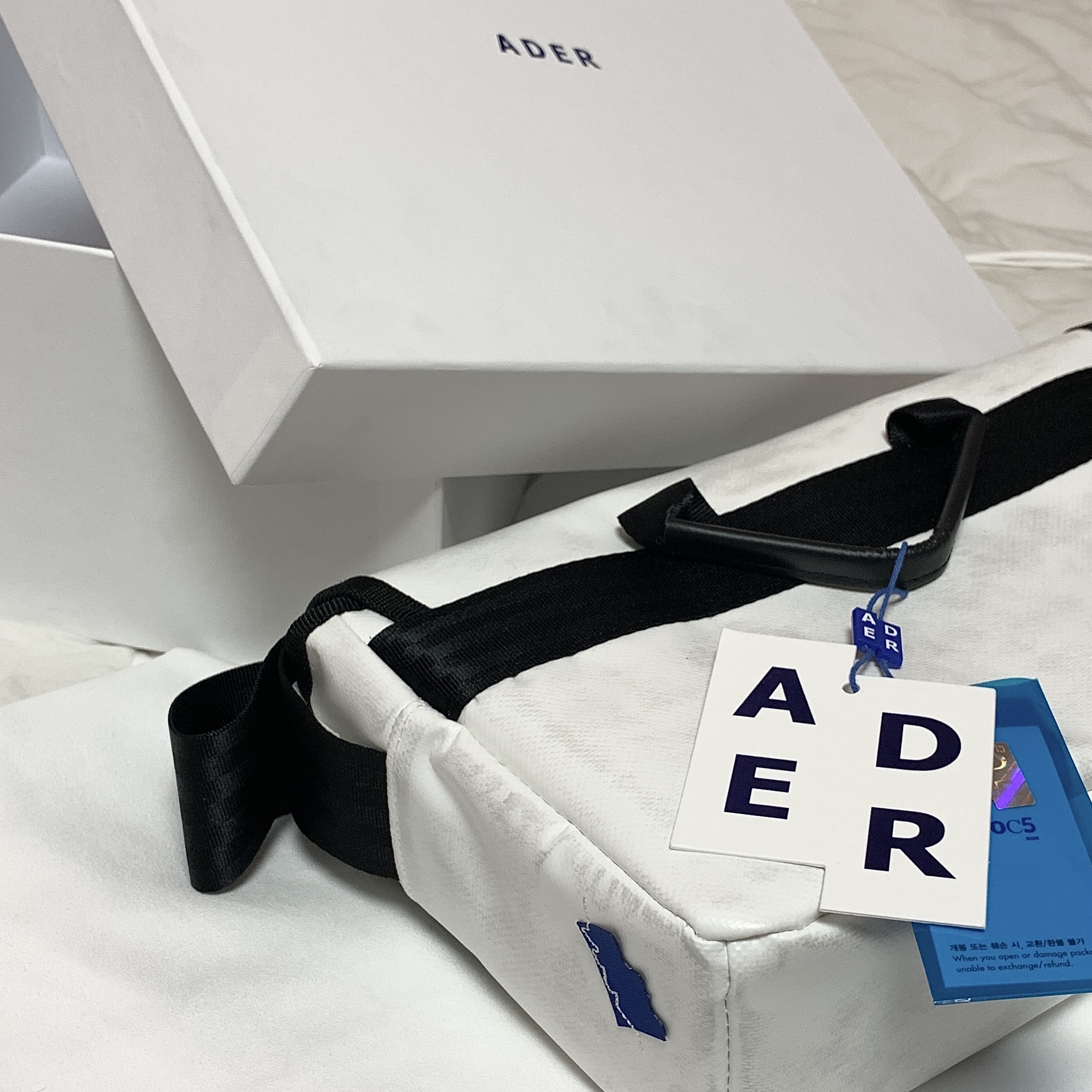 Ader Error Trace Admore Crossbody Bag White 착용 스타일 - 2