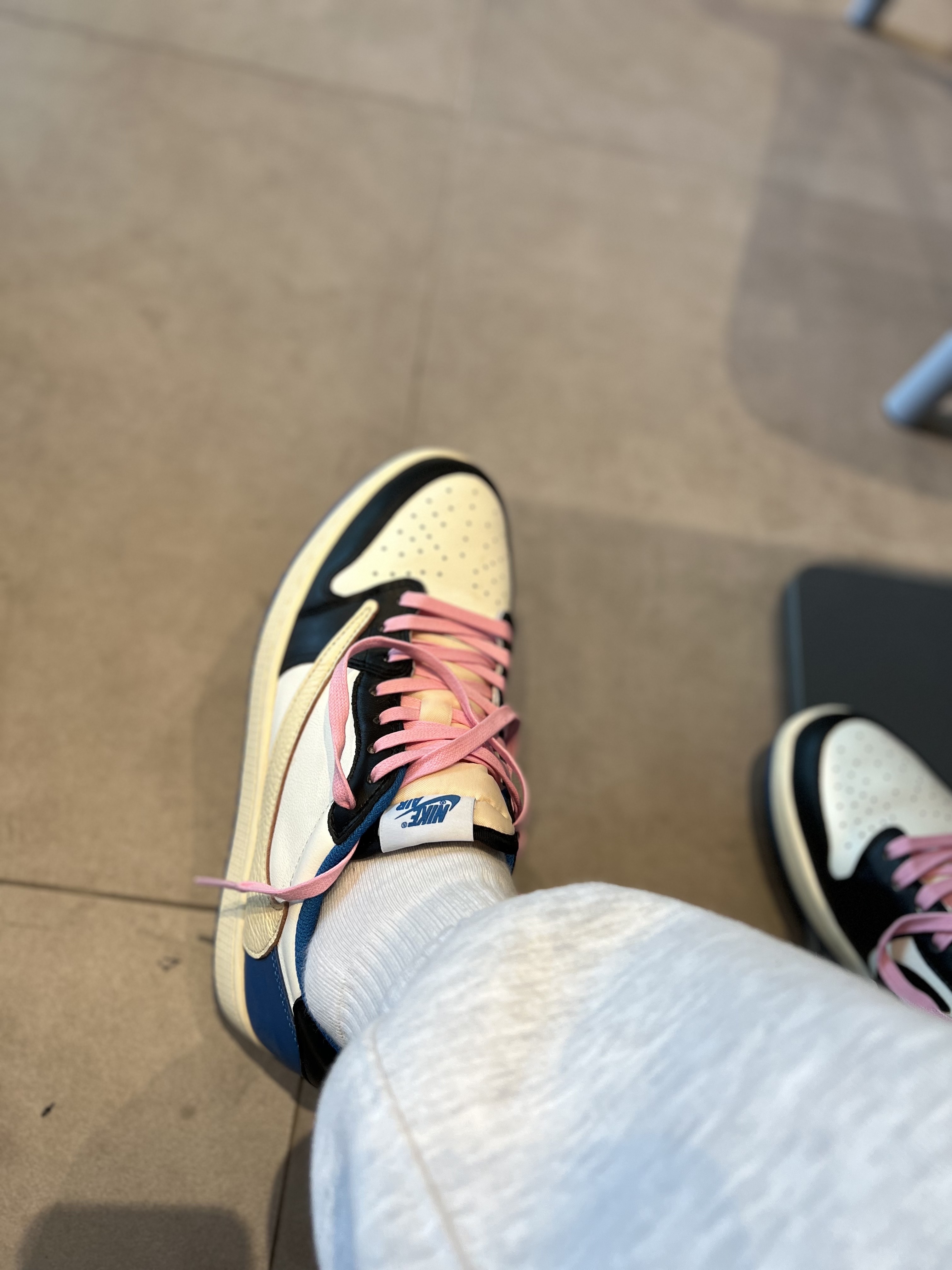 Jordan 1 x Travis Scott x Fragment Retro Low OG SP Military Blue 착용 스타일 - 1