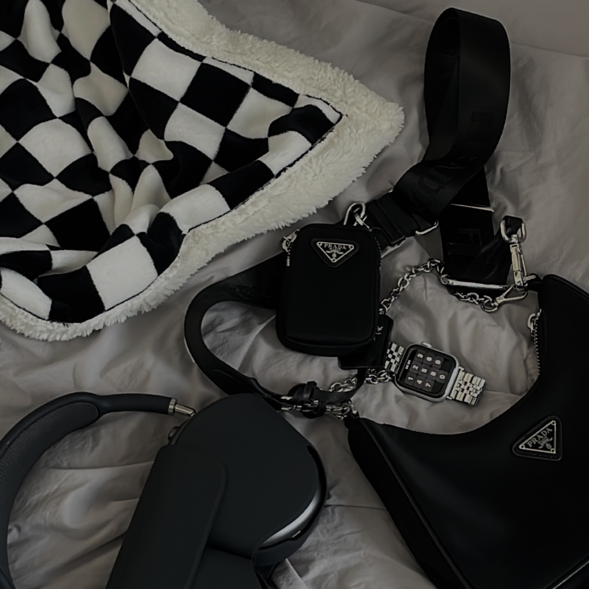 Prada Re-Edition 2005 Re-Nylon Shoulder Bag Black, Apple AirPods Max Lightning Space Gray (Korean Ver.) 착용 스타일