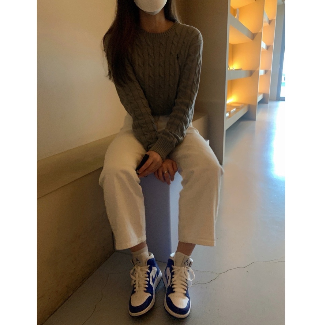 (W) Jordan 1 Mid White Hyper Royal 착용 스타일 - 1