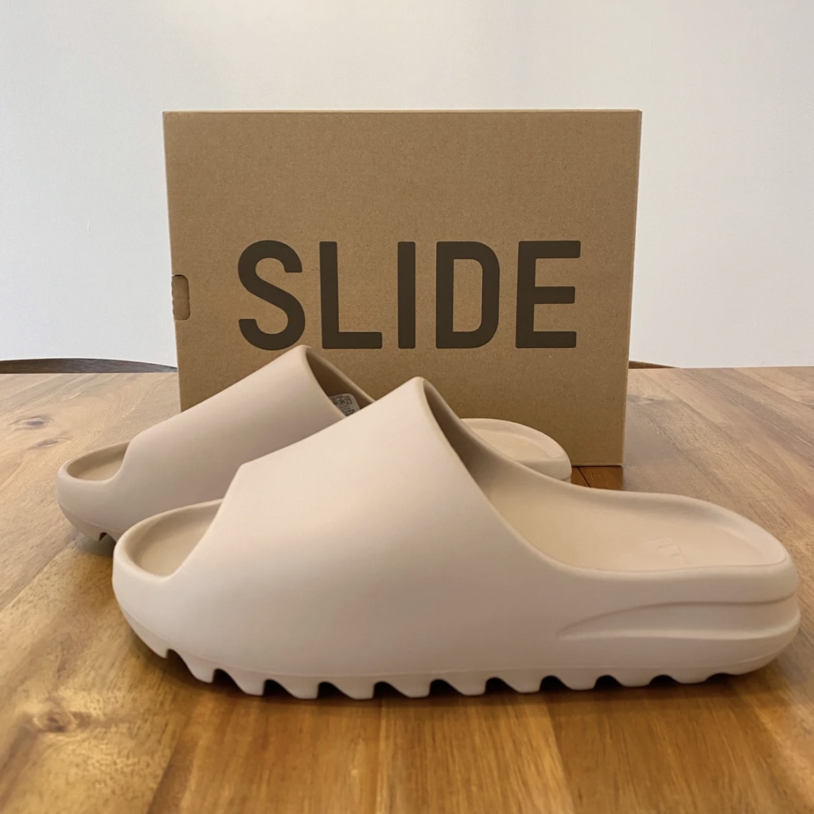 Adidas Yeezy Slide Pure 착용 스타일 - 1