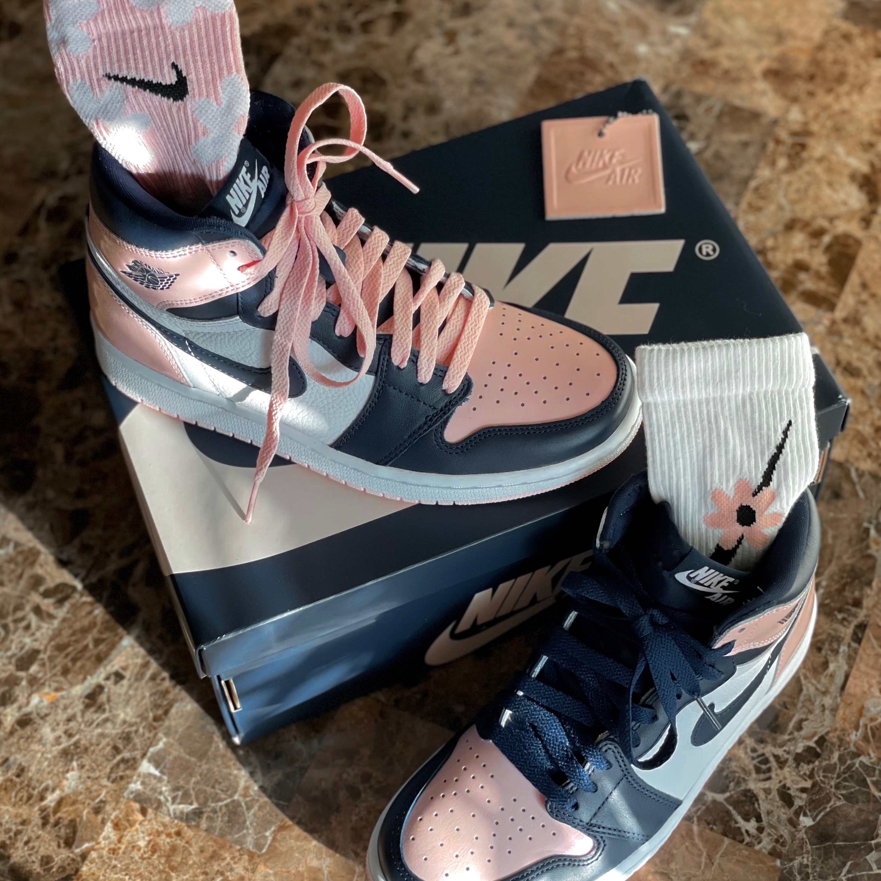 (W) Jordan 1 Retro High OG Atmosphere, (Kids) Nike Everyday Plus Socks Pink White (6 Pack/Korean Ver.) 착용 스타일