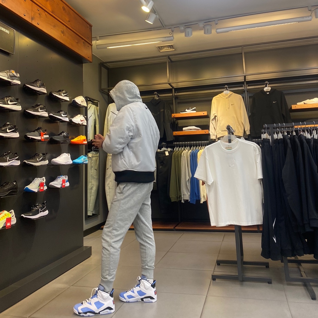 Jordan 6 Retro University Blue, Nike NSW Swoosh Therma-Fit Bomber Black - Asia 착용 스타일 - 1