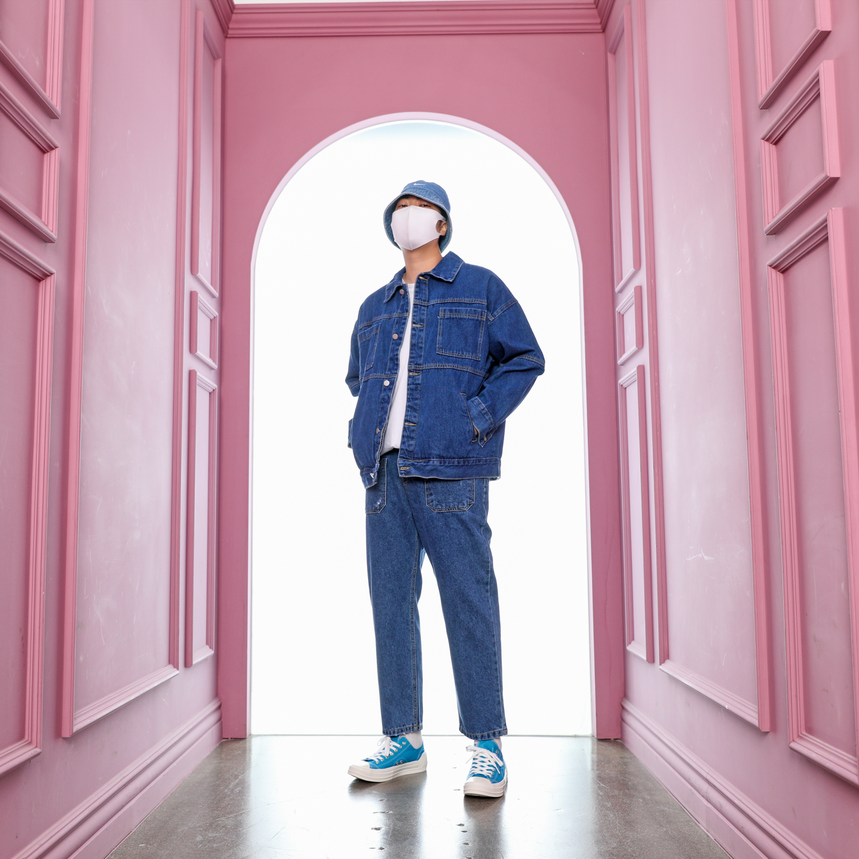 Converse x Play Comme des Garcons Chuck 70 Ox Blue Quartz 착용 스타일 - 1
