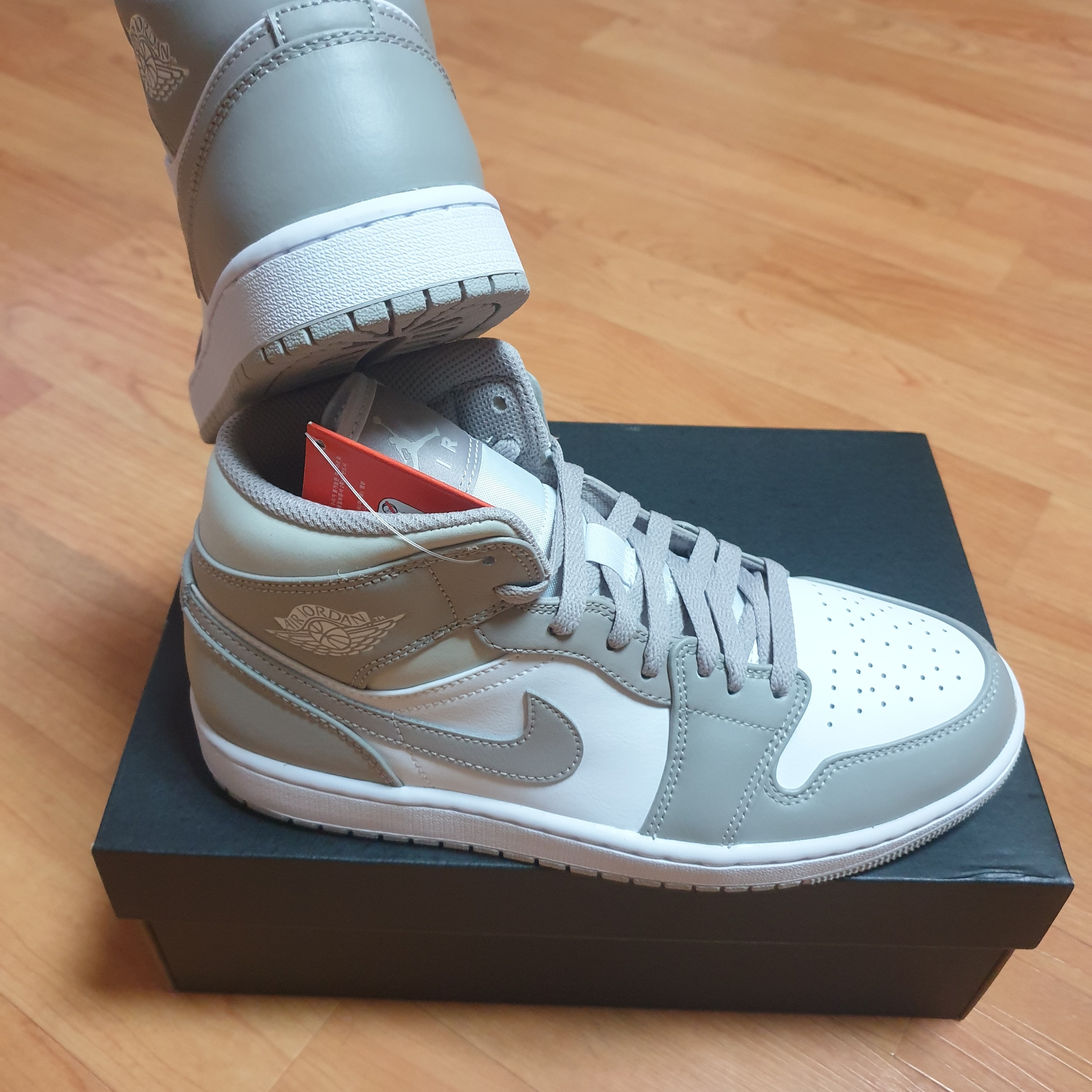 Jordan 1 Mid College Grey 착용 스타일