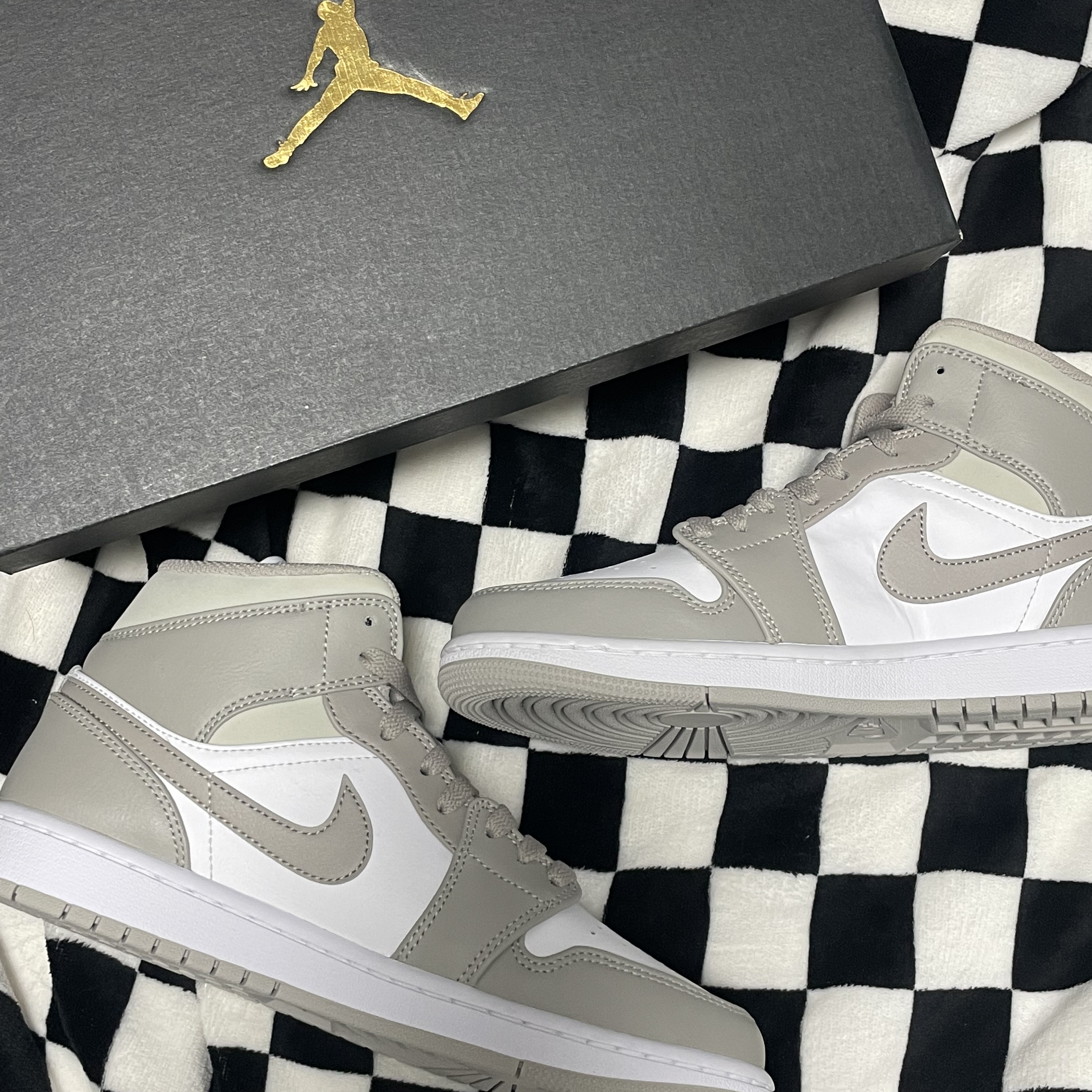 Jordan 1 Mid College Grey 착용 스타일