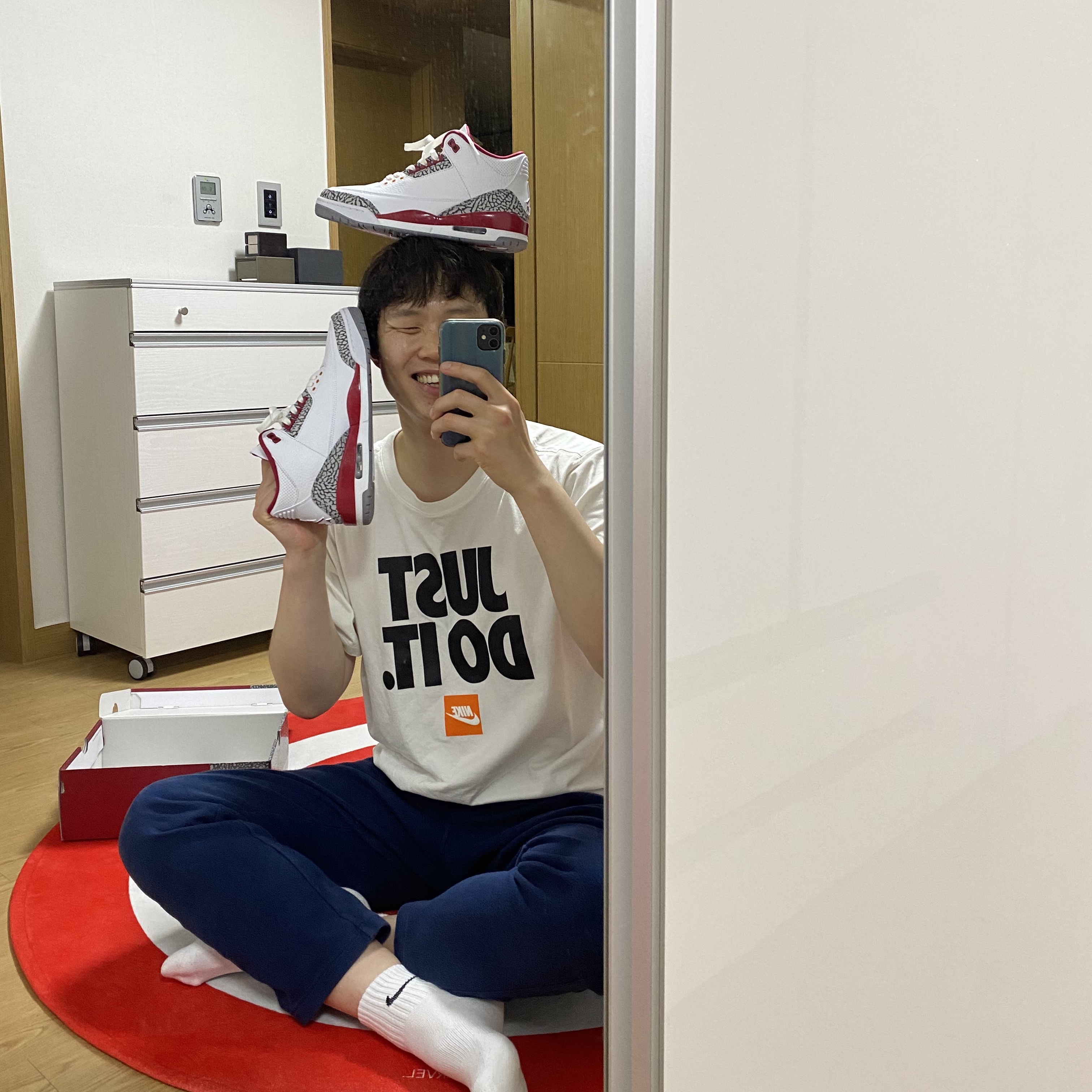 Jordan 3 Retro Cardinal Red 착용 스타일 - 5