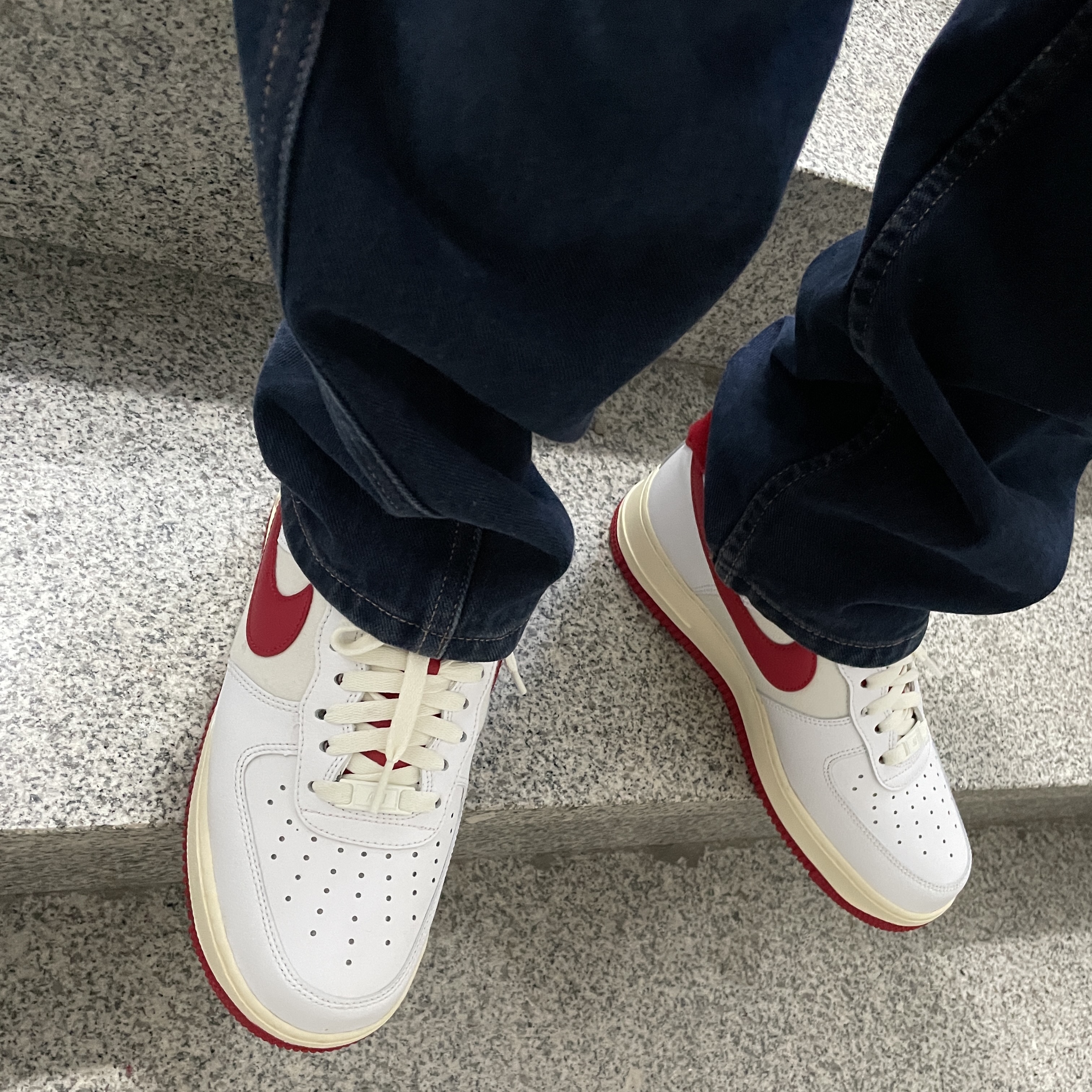 Nike Air Force 1 '07 LV8 Varsity White Gym Red 착용 스타일
