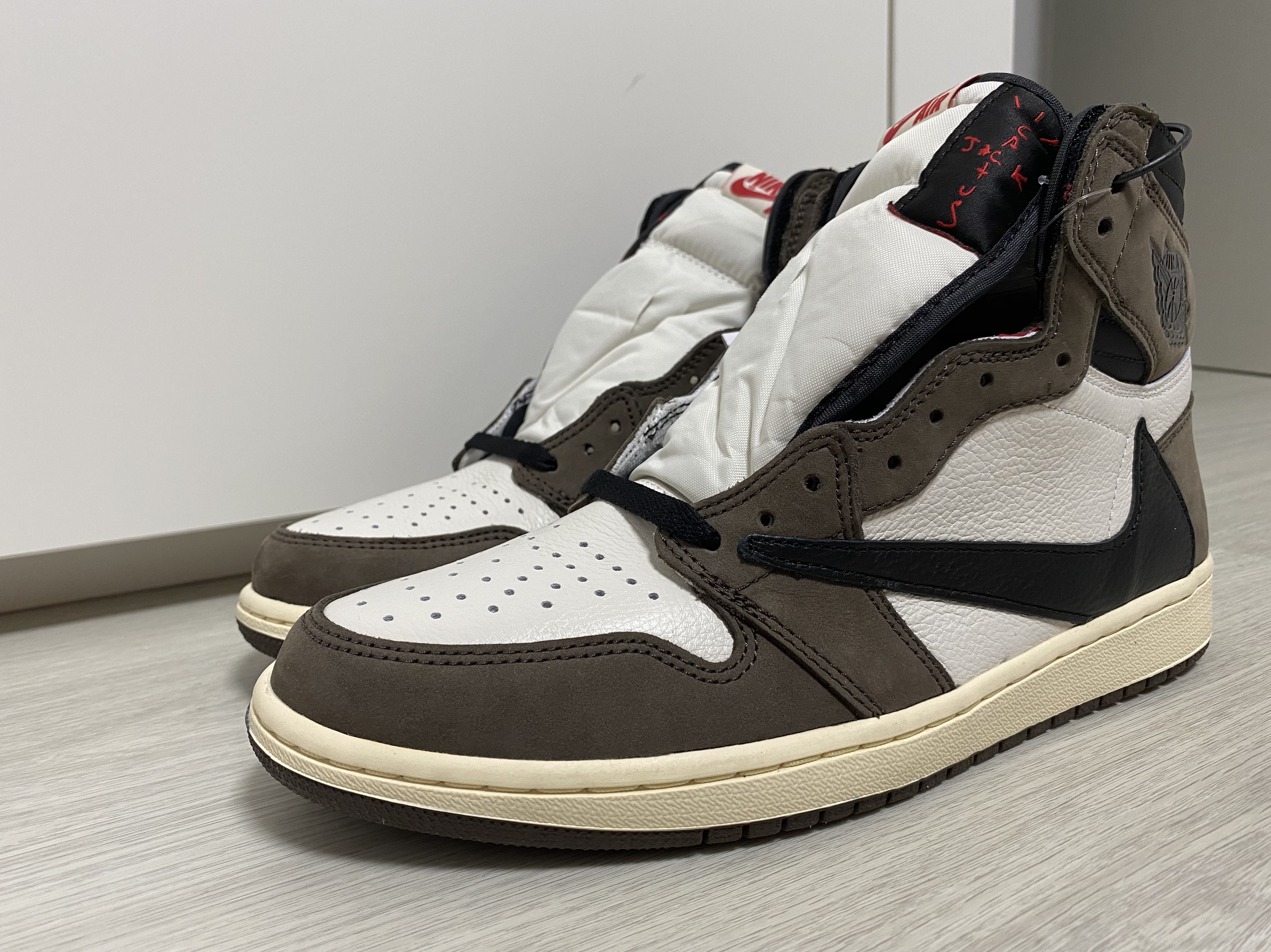 Jordan 1 x Travis Scott Retro High OG SP Mocha 착용 스타일 - 2