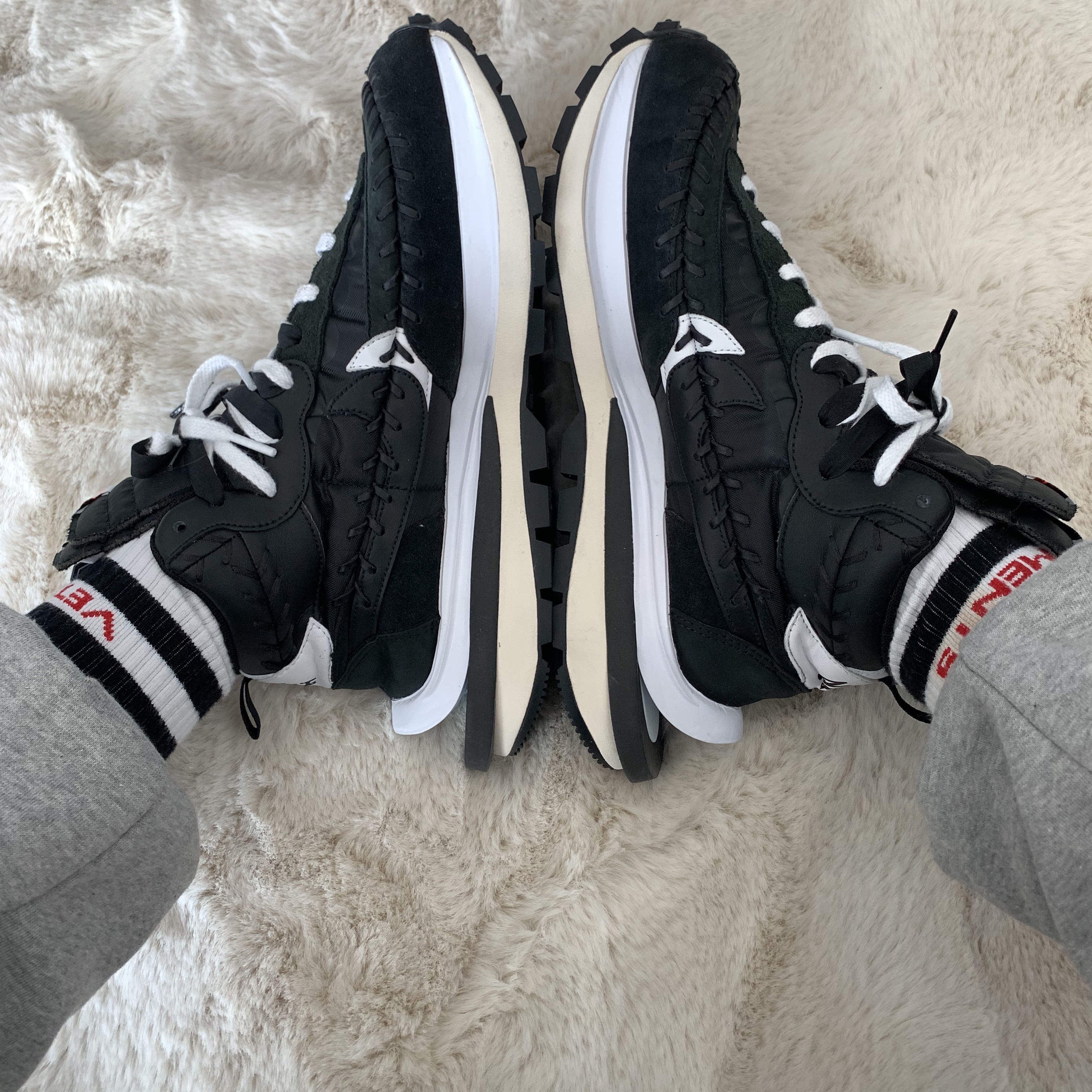 Nike x Sacai x Jean Paul Gaultier VaporWaffle Black White, Nike x Sacai x Jean Paul Gaultier VaporWaffle Sesame Blue Void 착용 스타일 - 2