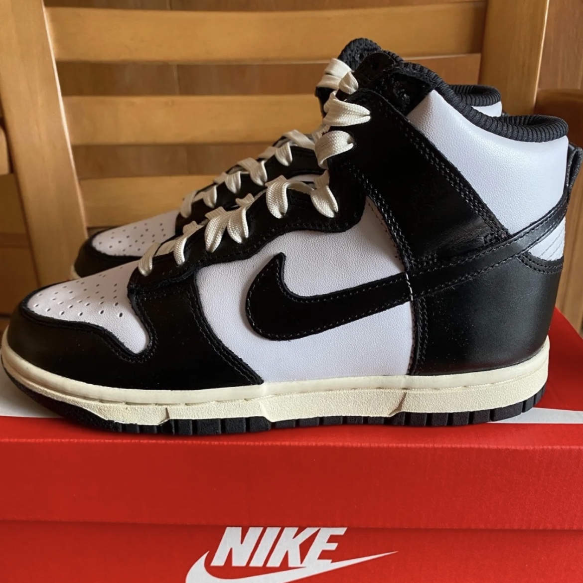 (W) Nike Dunk High Vintage Black 착용 스타일 - 1