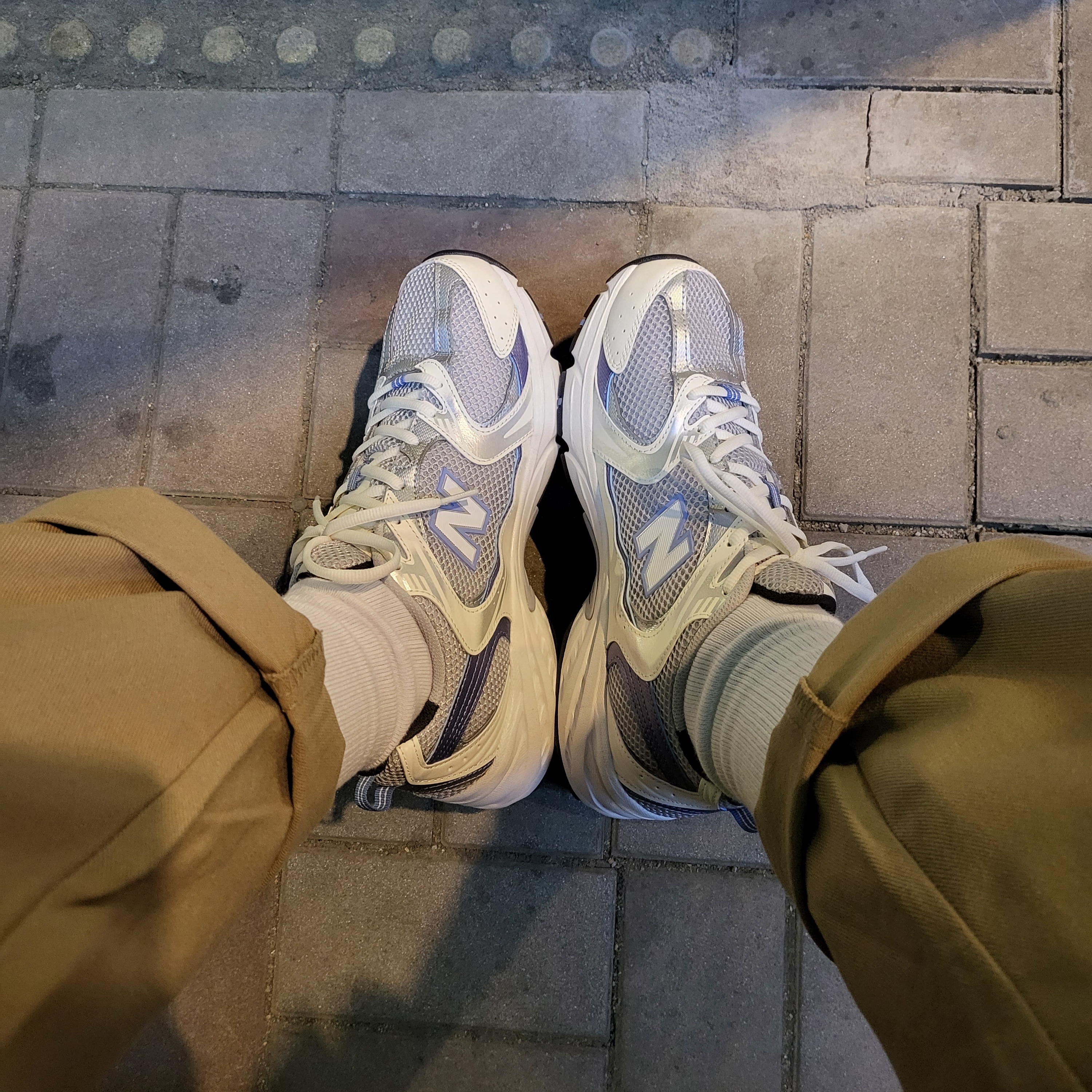 New Balance 530 Steel Blue 착용 스타일 - 1