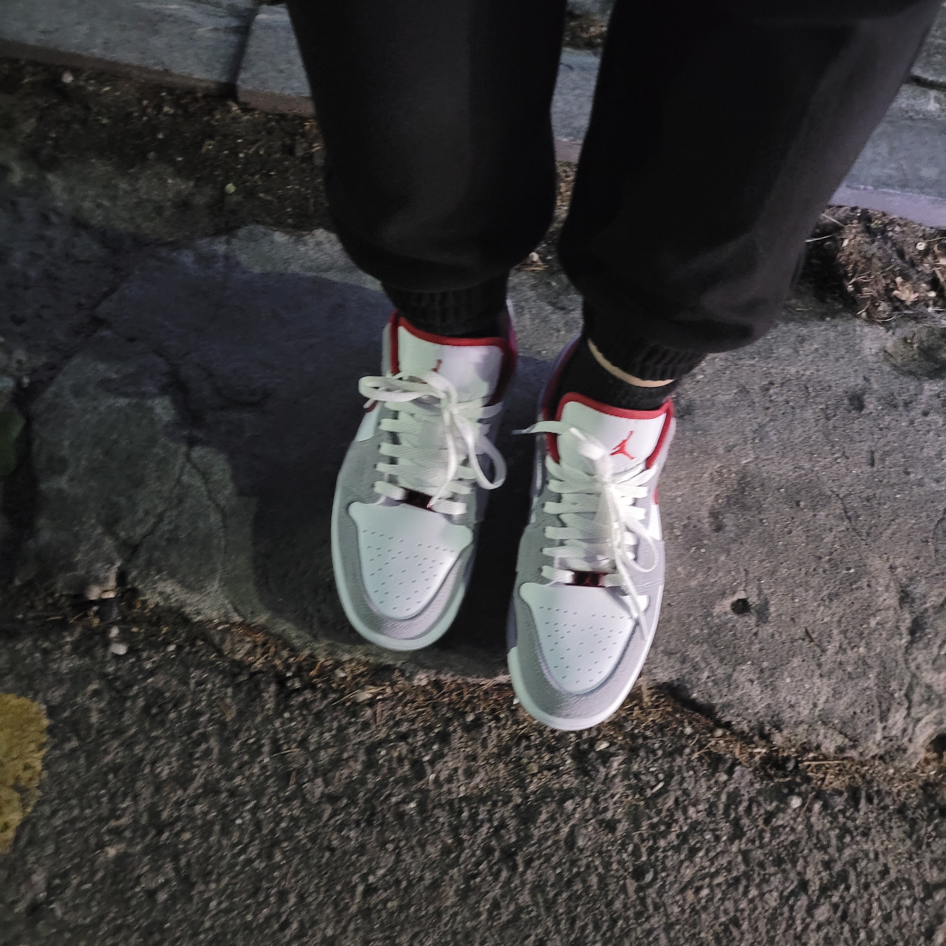 Jordan 1 Low SE Light Smoke Grey Gym Red 착용 스타일 - 2