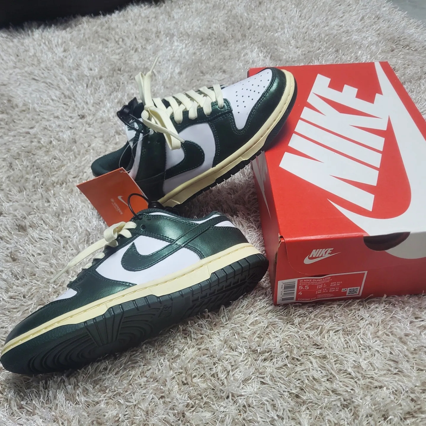 (W) Nike Dunk Low Vintage Green 착용 스타일 - 1