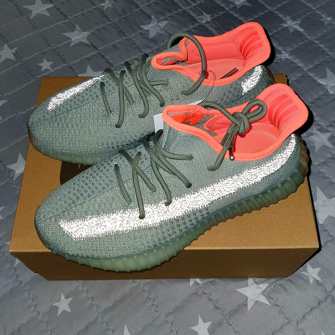 Adidas Yeezy Boost 350 V2 Desert Sage 착용 스타일 - 1