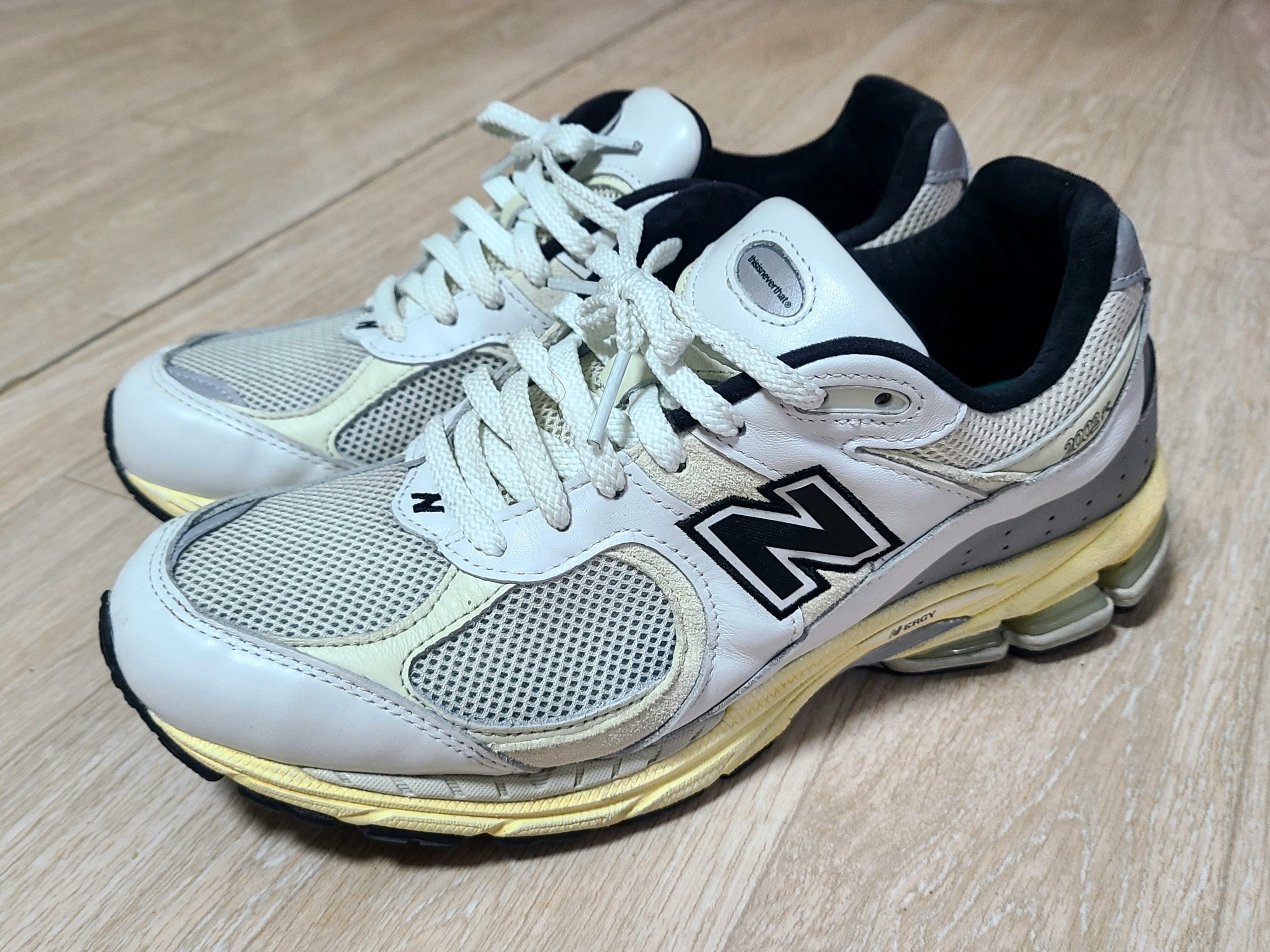 New Balance x Thisisneverthat 2002R White 착용 스타일