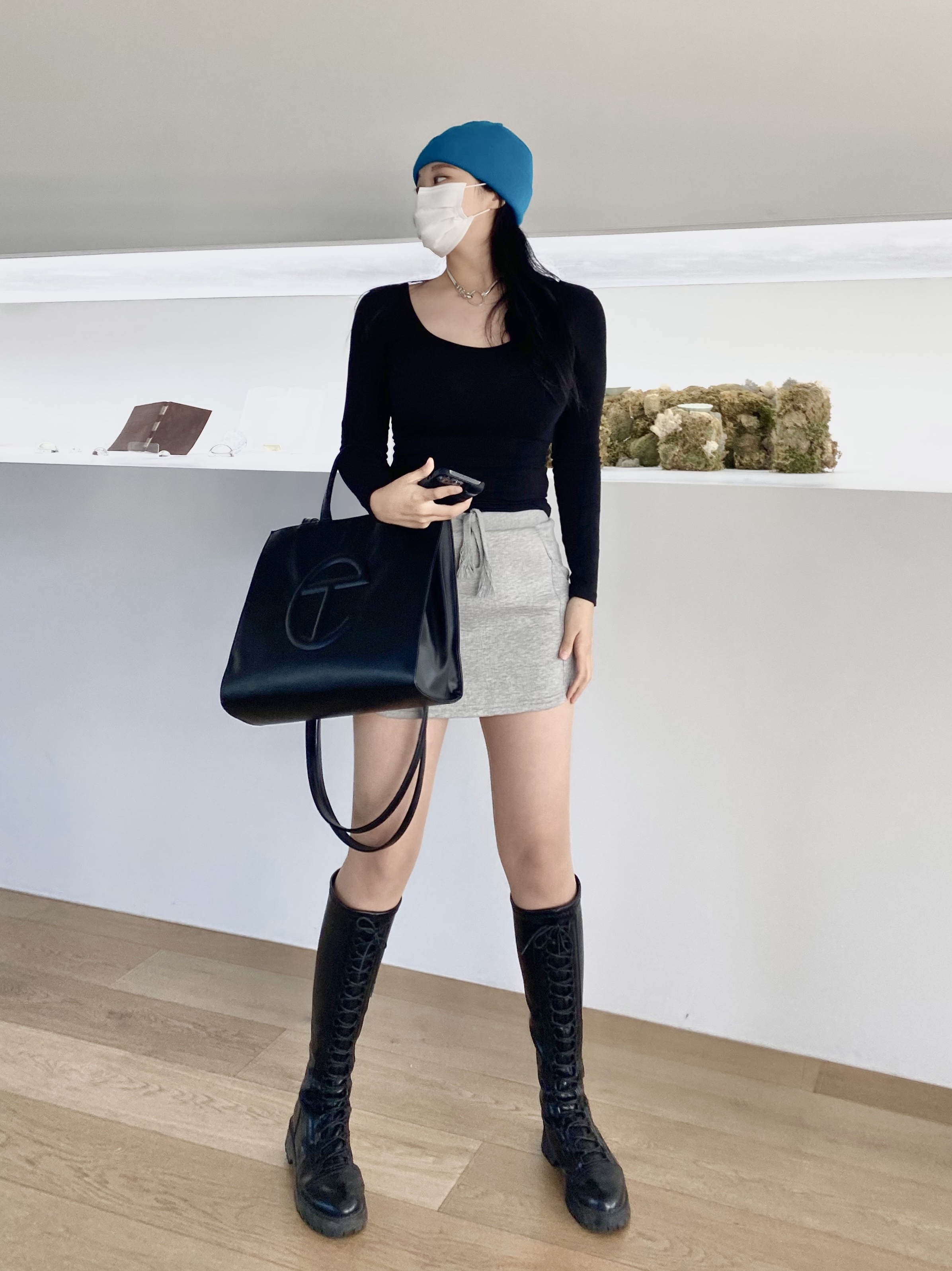 Telfar Medium Shopping Bag Black 착용 스타일