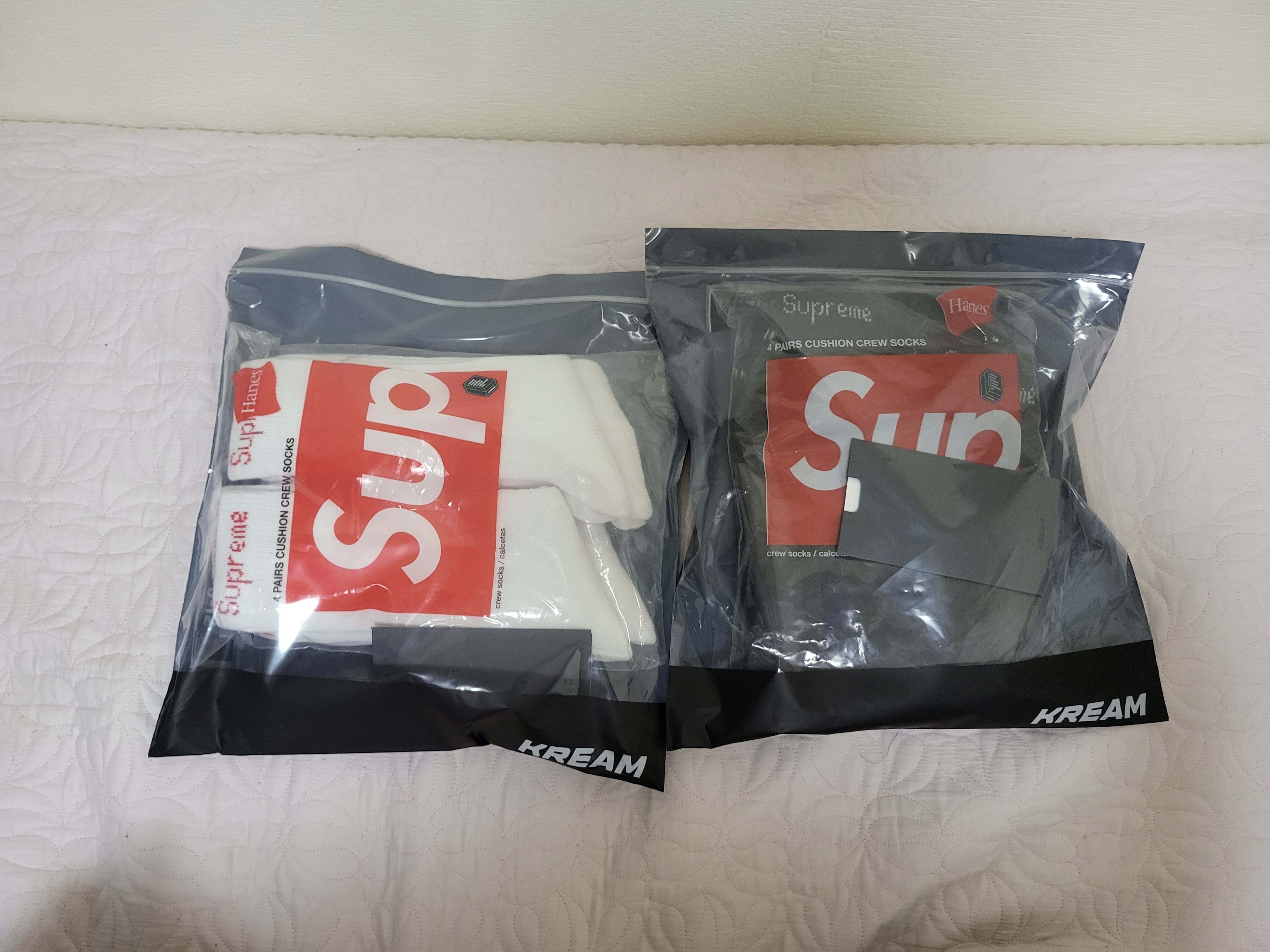 Supreme Hanes Crew Socks Black (4 Pack), Supreme Hanes Crew Socks White (4 Pack) 착용 스타일