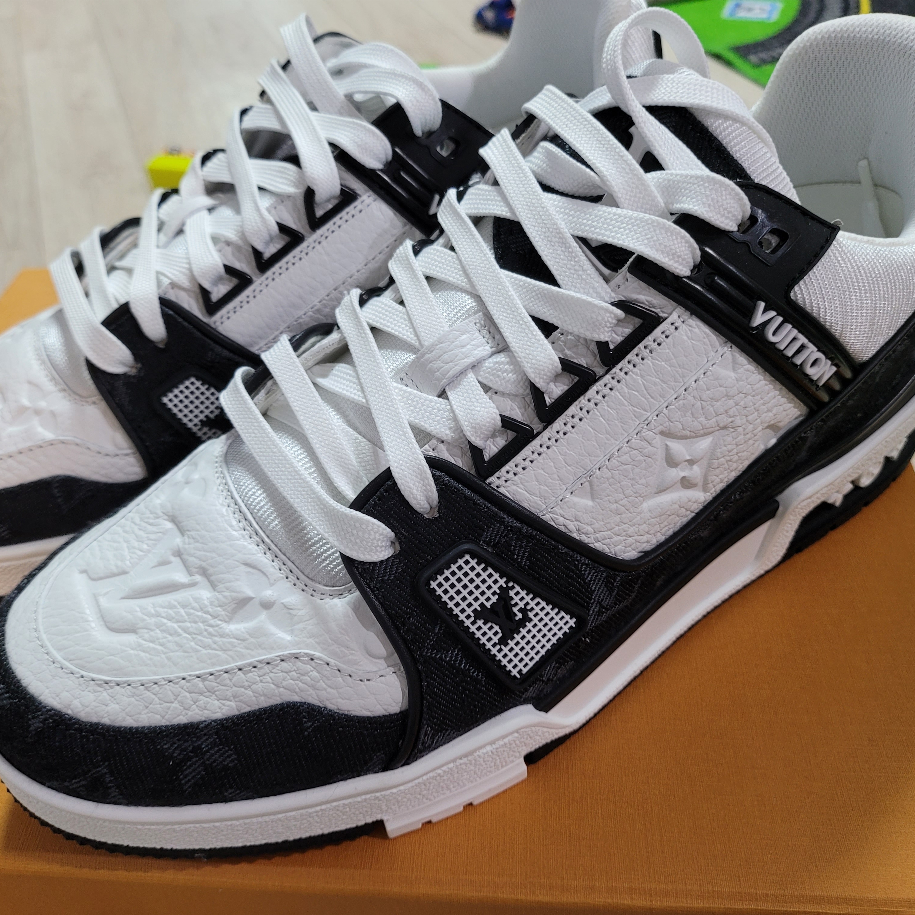 Louis Vuitton LV Trainer Sneakers Monogram Denim Black 착용 스타일