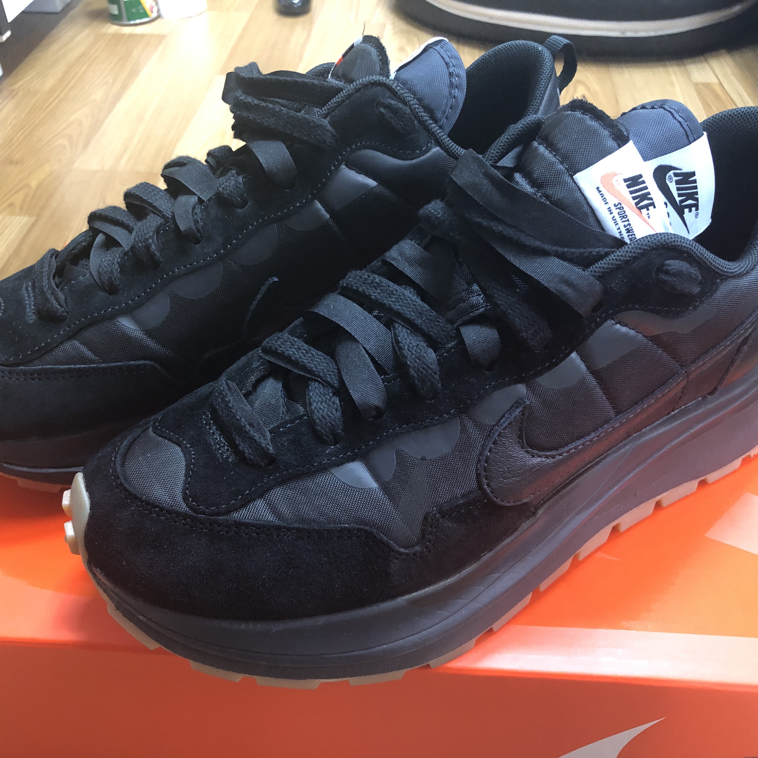 Nike x Sacai VaporWaffle White and Gum 착용 스타일 - 2