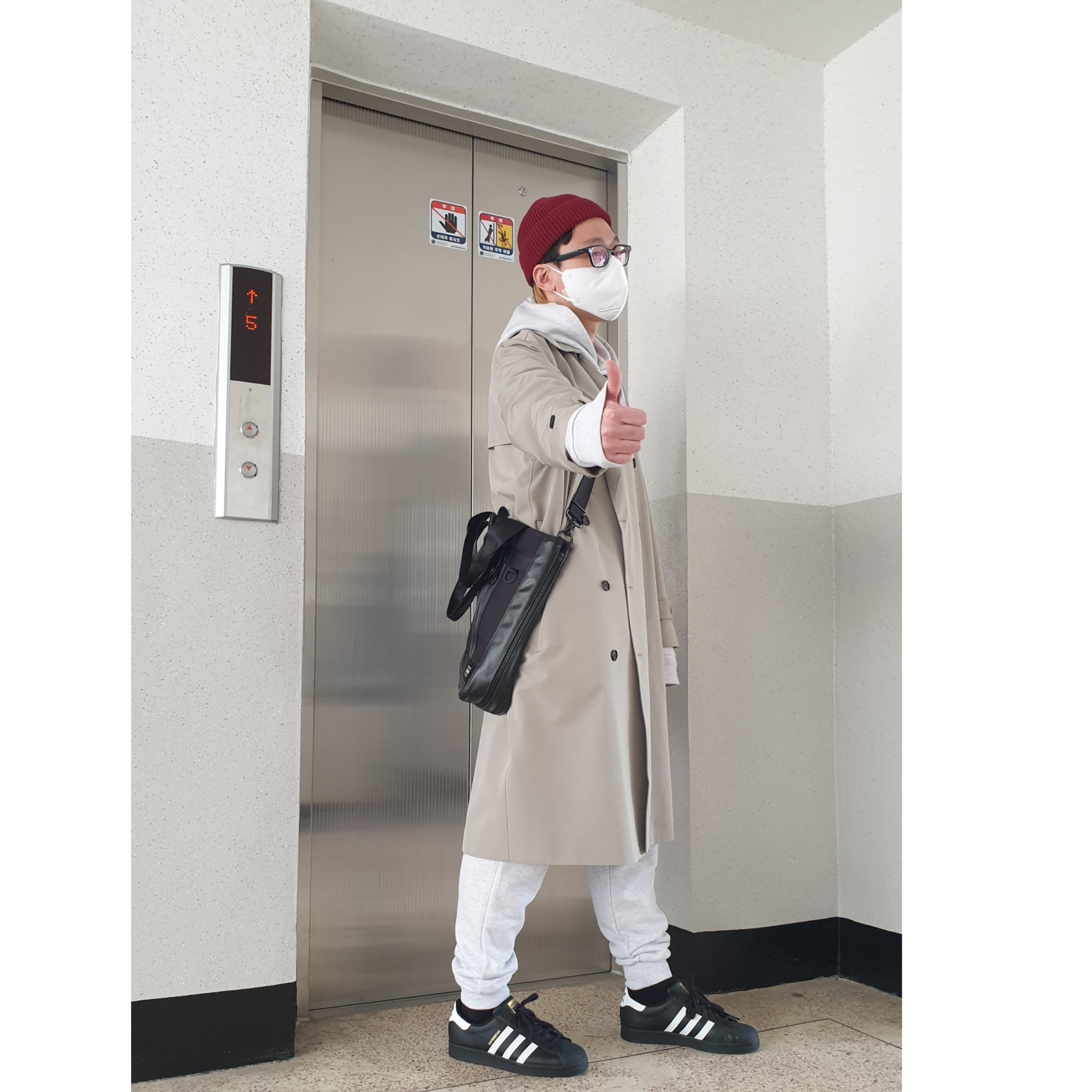 Adidas Superstar Core Black White 착용 스타일 - 5